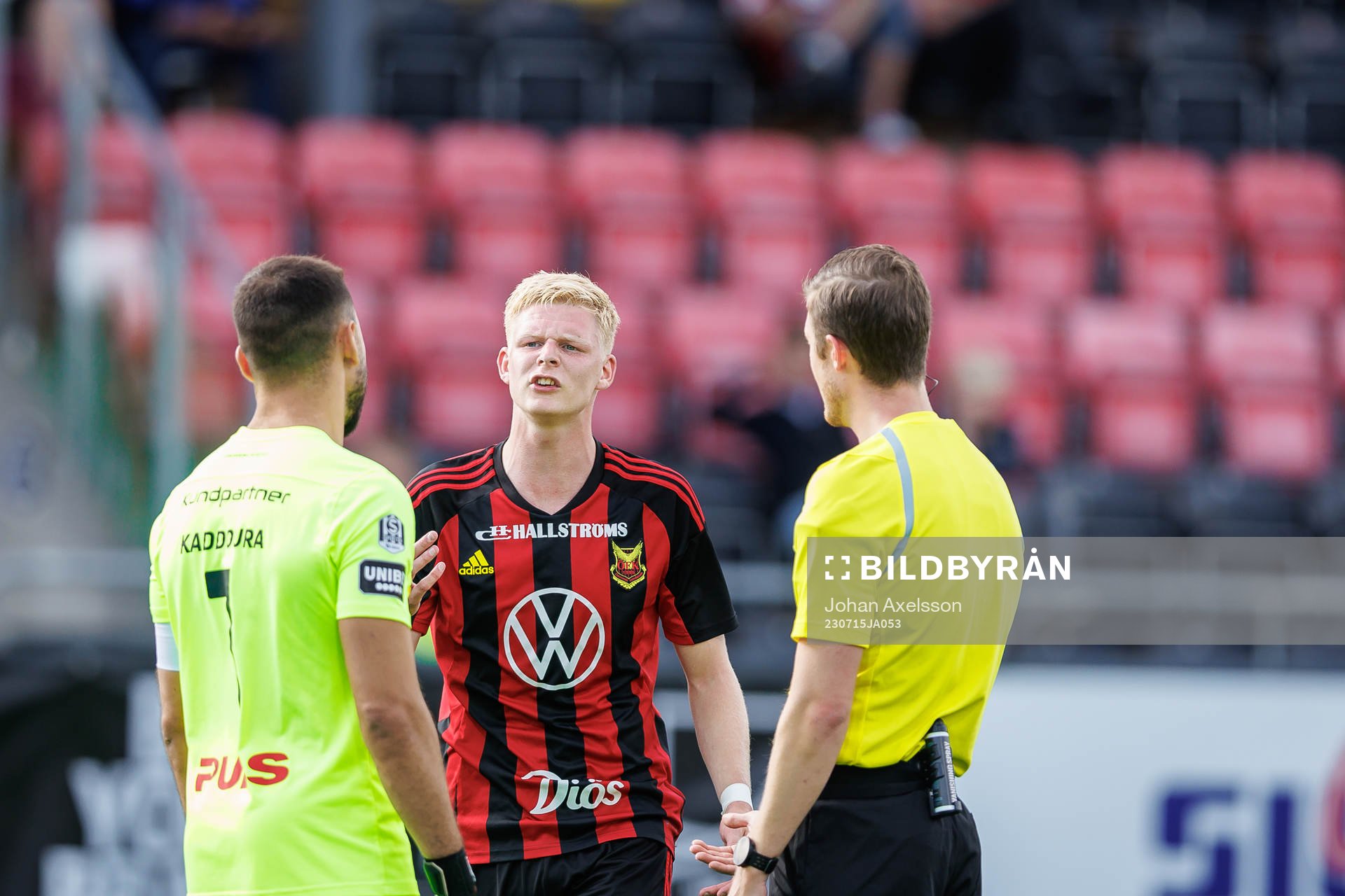Östersunds Malcolm Stolt i samtal med Landskronas målvakt