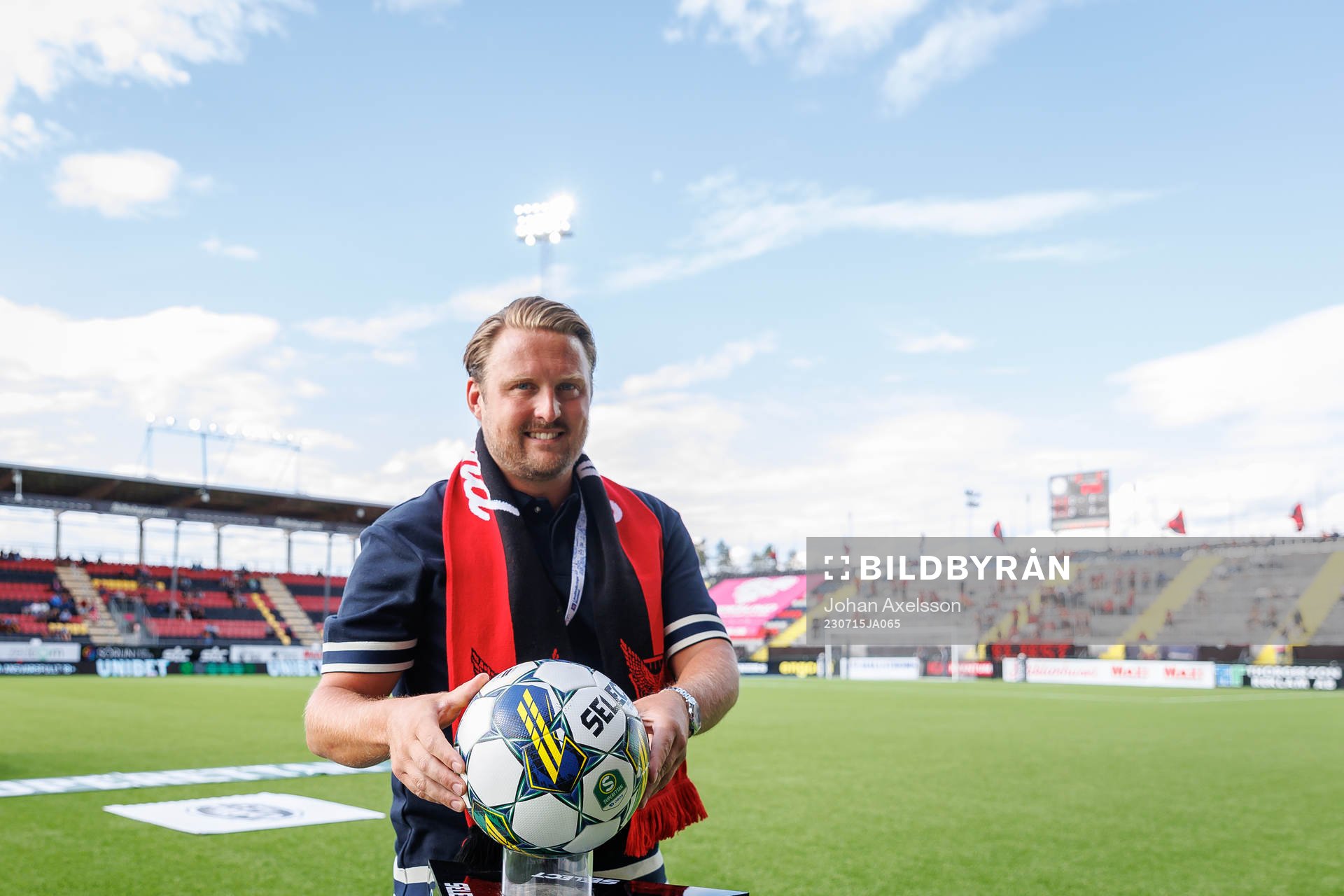 Förre Chelsea tränaren Björn Hamaberg med matchbollen