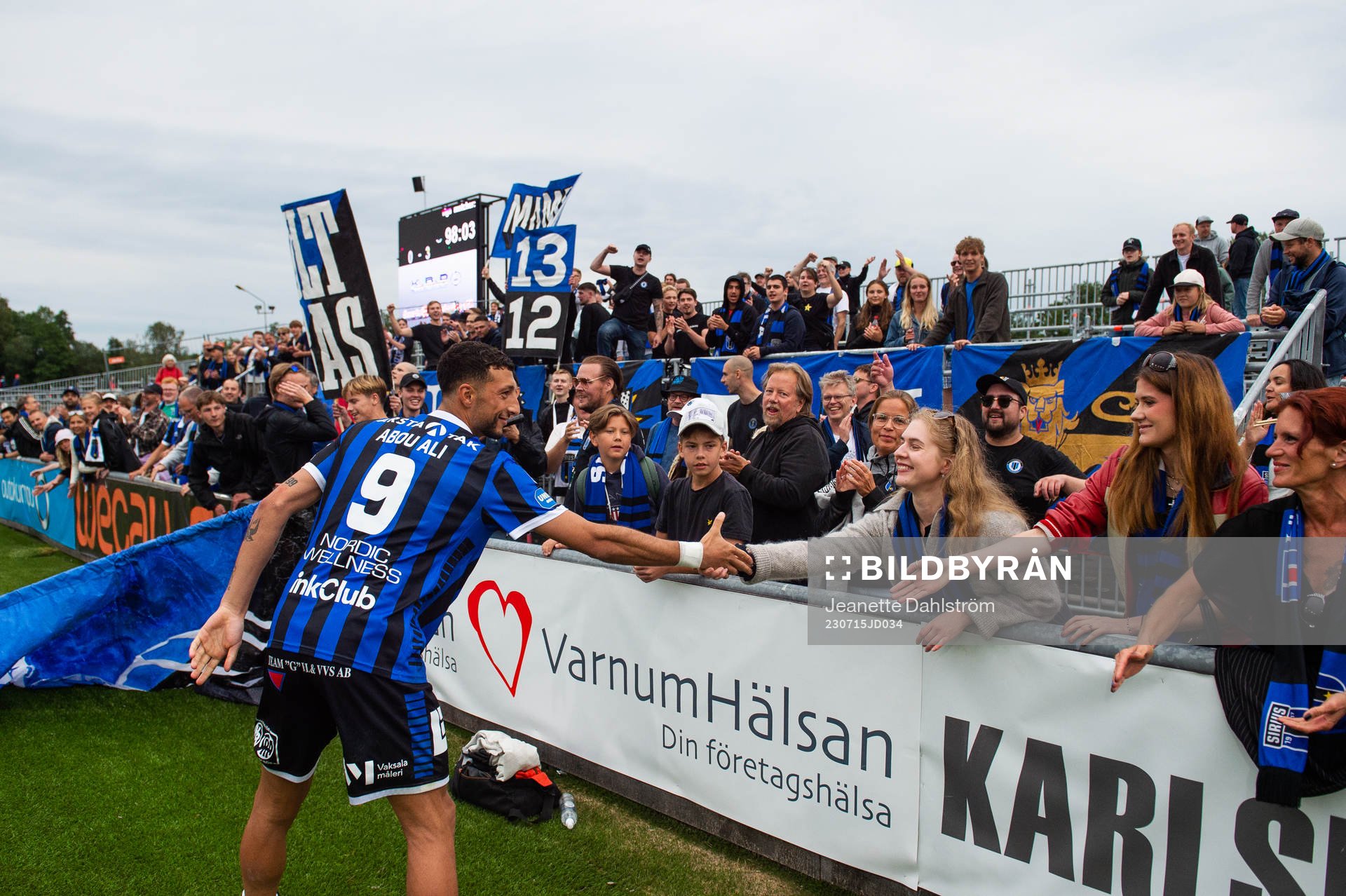 Sirius Wessam Abou Ali jublar med supportar efter fotbollsmatchen i Allsvenskan mellan Degerfors och Sirius den 15 juli 2023 i Degerfors. 