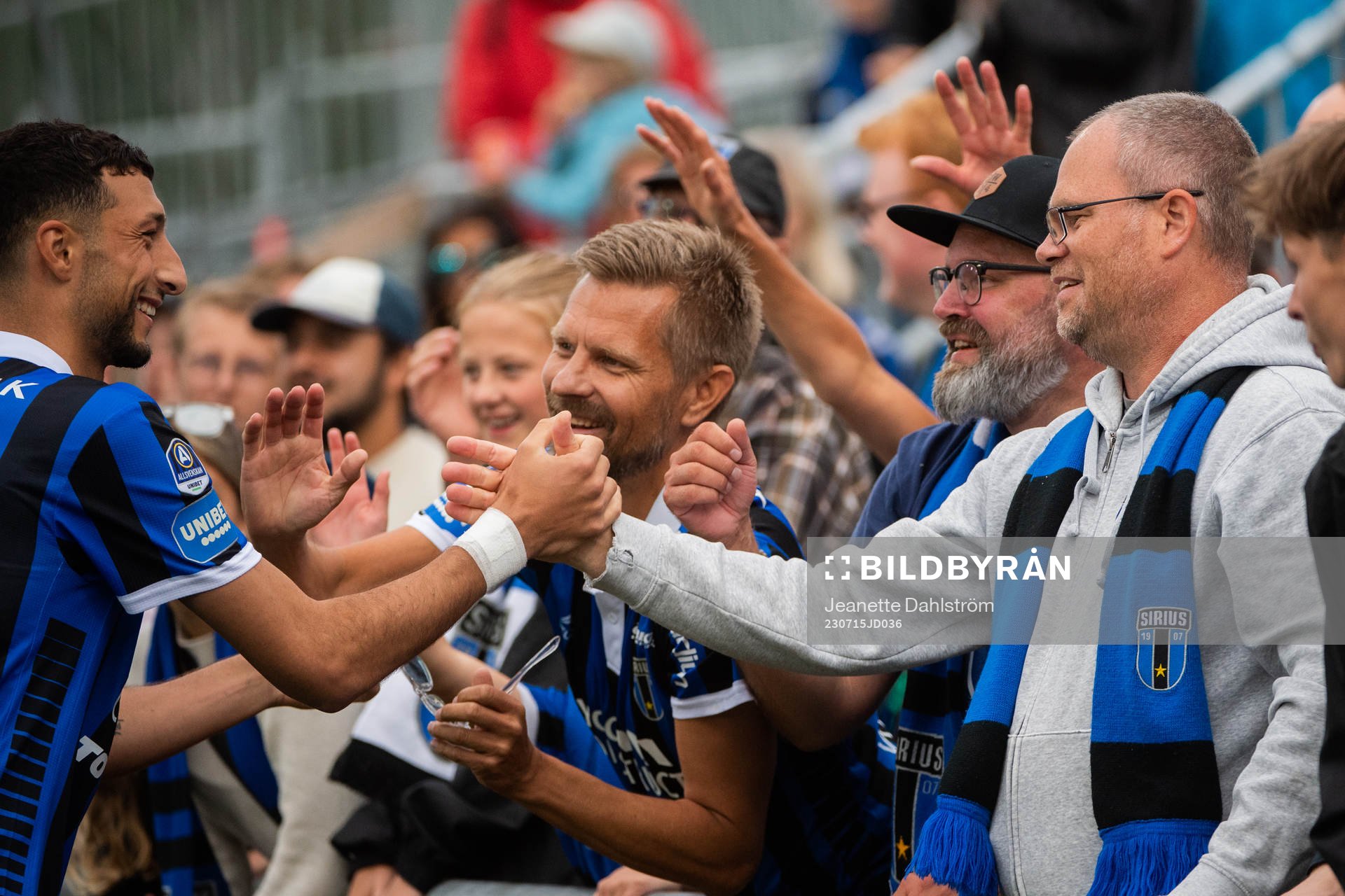 Sirius Wessam Abou Ali jublar med supportar
