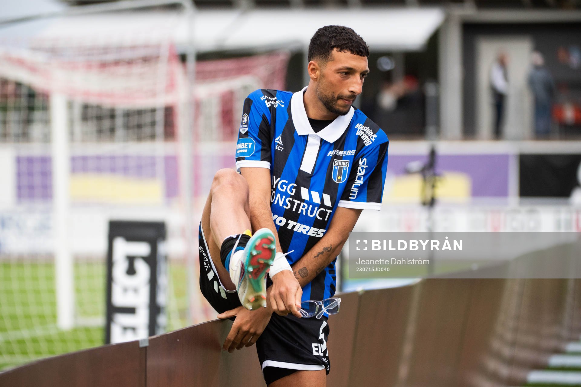 Sirius Wessam Abou Ali delar ut sina solglasögon till en