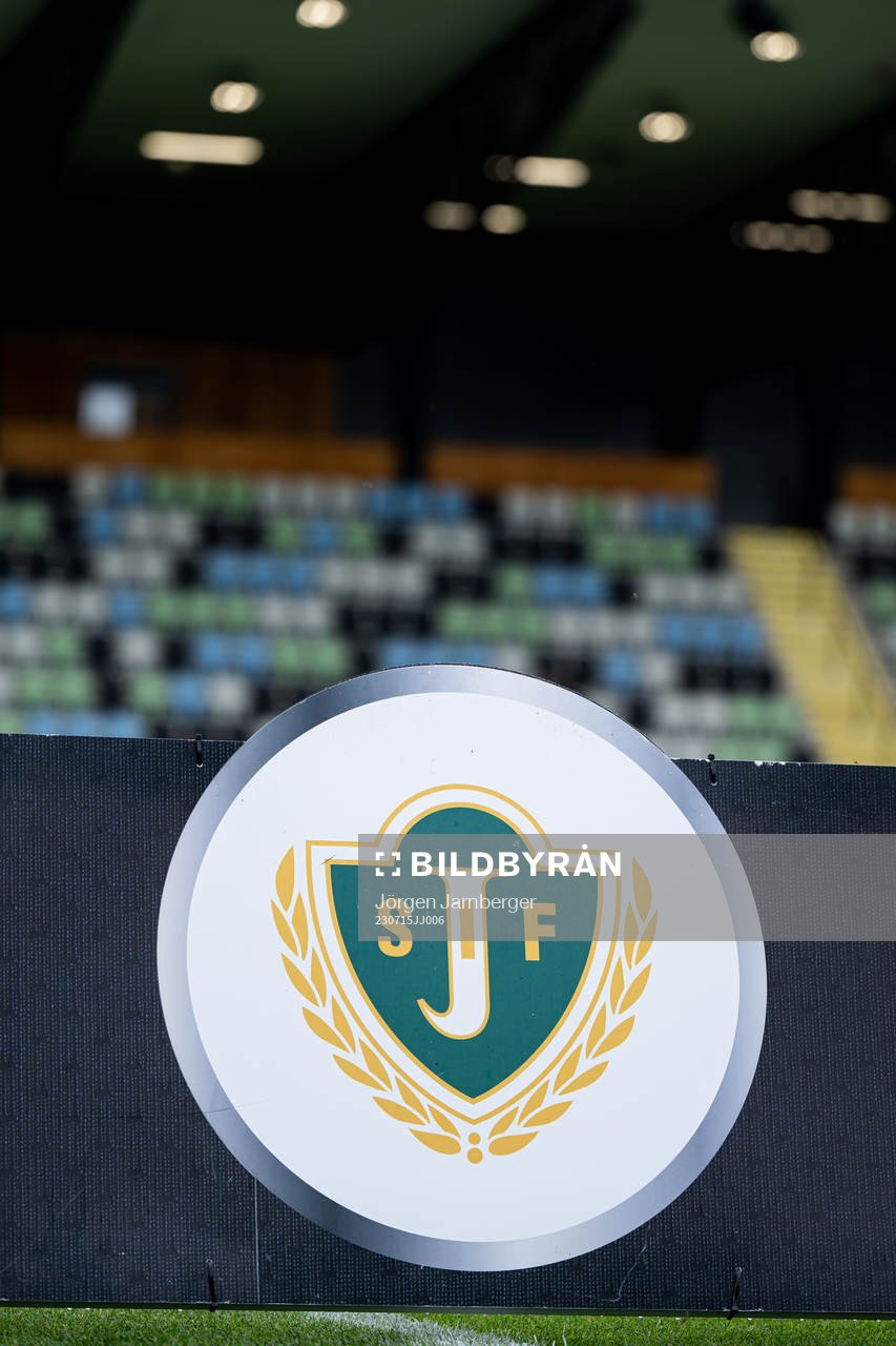 Jönköpings Södras klubbemblem med läktare i bakgrunden