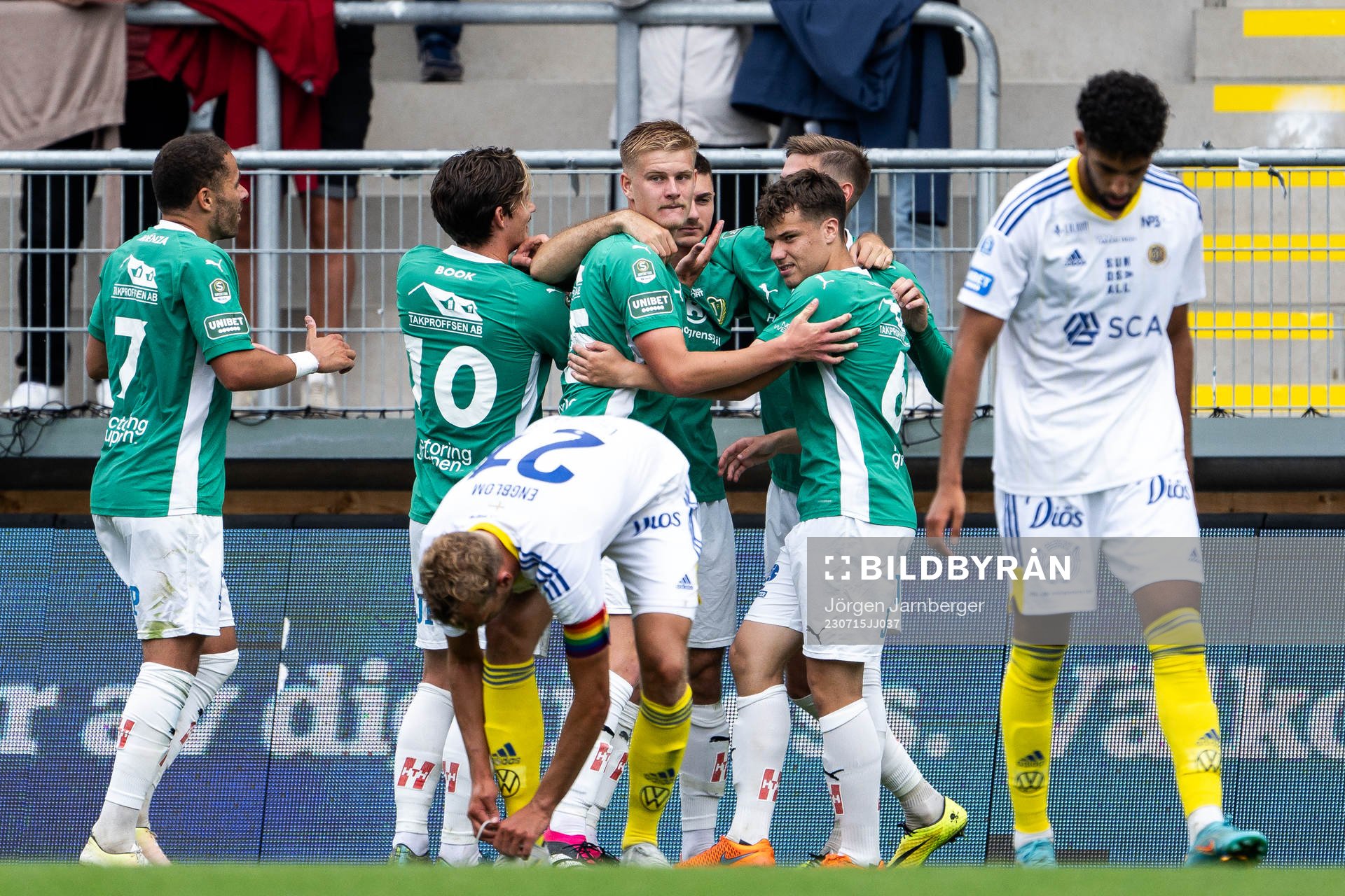 Jönköpings Södras Marko Nikolic jublar med lagkamrater efter 1-0 under fotbollsmatchen i Superettan mellan Jönköpings Södra och GIF Sundsvall den 15 juli 2023 i Jönköping.