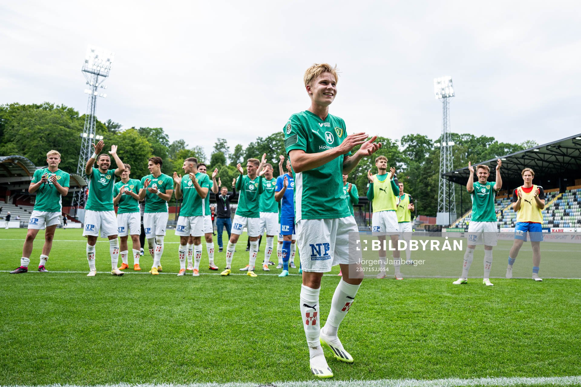 Jönköpings Södras spelare med Måns Isaksson tackar