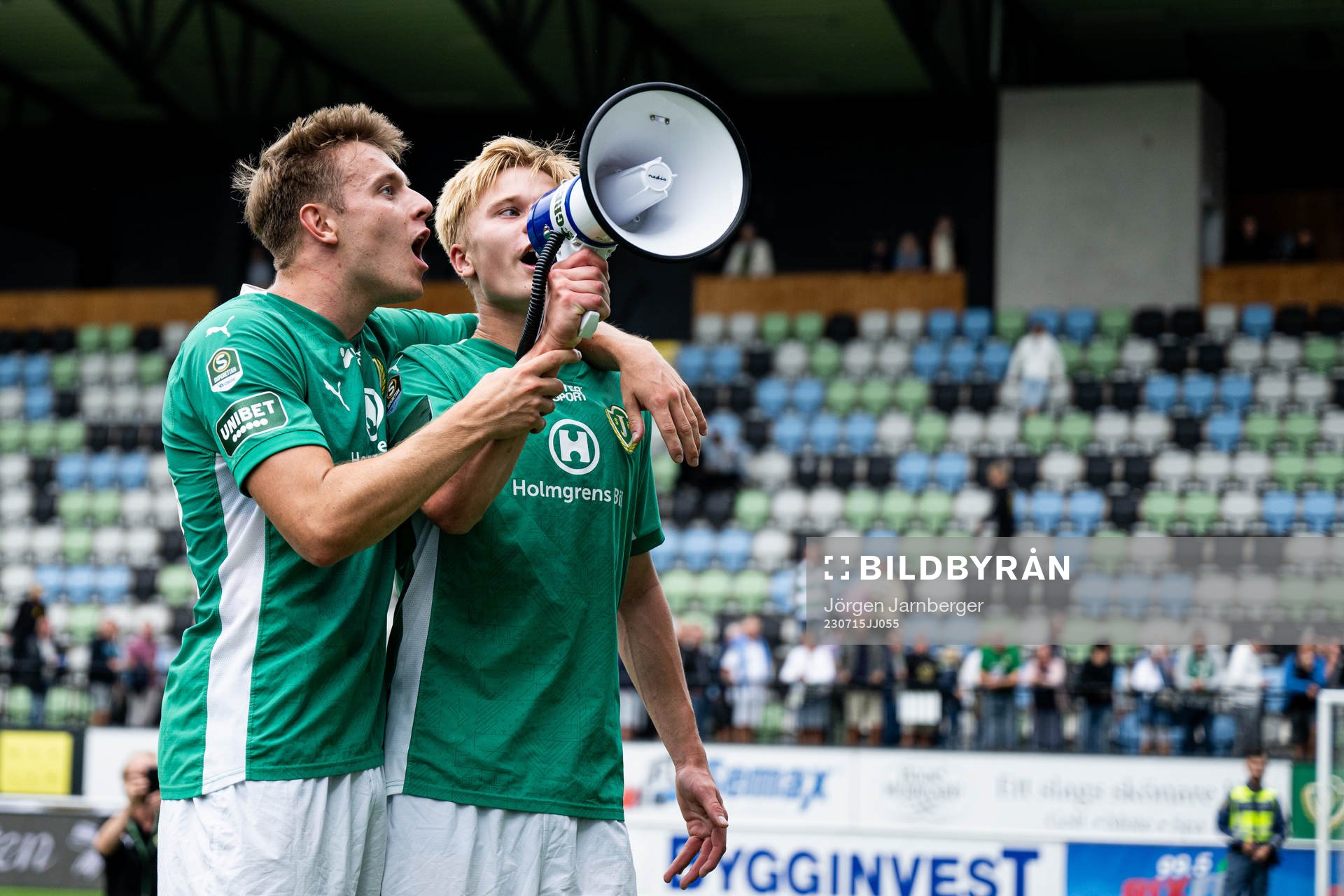 Jönköpings Södras Daniel Strandsäter och Måns Isaksson jublar efter fotbollsmatchen i Superettan mellan Jönköpings Södra och GIF Sundsvall den 15 juli 2023 i Jönköping.