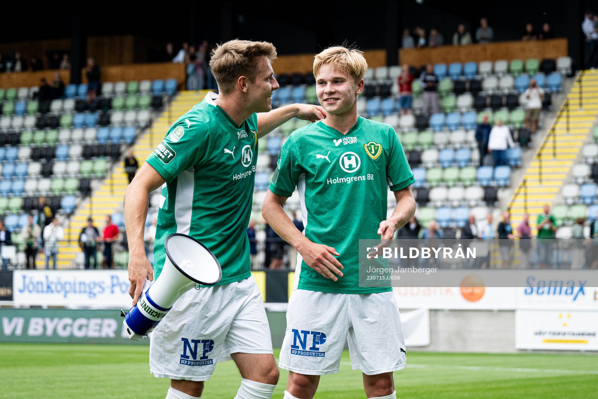 Jönköpings Södras Daniel Strandsäter och Måns Isaksson jublar efter fotbollsmatchen i Superettan mellan Jönköpings Södra och GIF Sundsvall den 15 juli 2023 i Jönköping.
