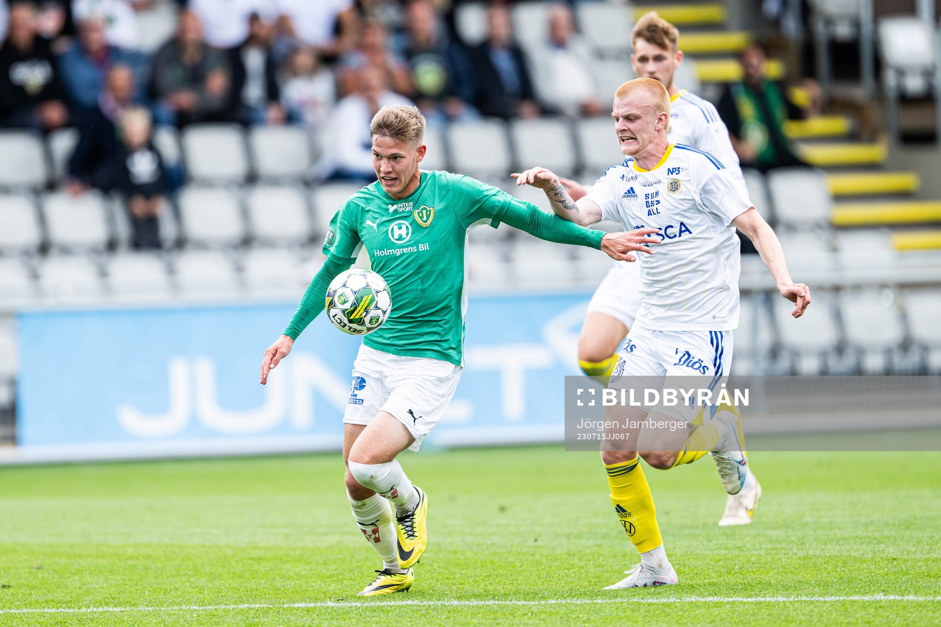 Jönköpings Södras Taylor Silverholt och GIF Sundsvalls Fredrik Lundgren under fotbollsmatchen i Superettan mellan Jönköpings Södra och GIF Sundsvall den 15 juli 2023 i Jönköping.