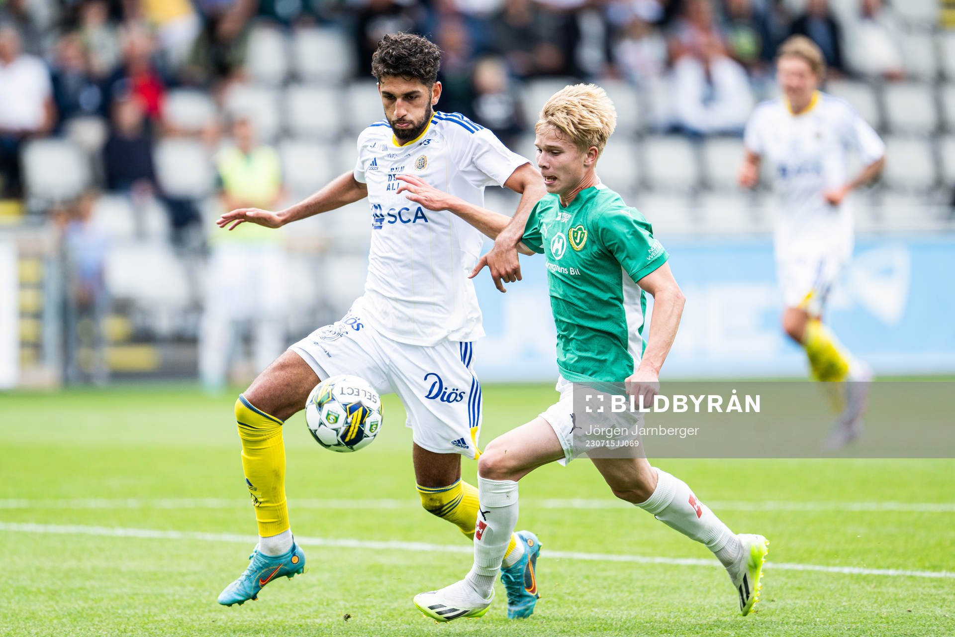 GIF Sundsvalls Paya Pichkah och Jönköpings Södras Måns Isaksson under fotbollsmatchen i Superettan mellan Jönköpings Södra och GIF Sundsvall den 15 juli 2023 i Jönköping.