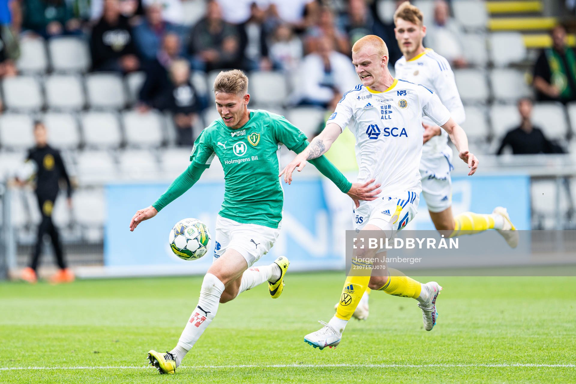 Jönköpings Södras Taylor Silverholt och GIF Sundsvalls Fredrik Lundgren under fotbollsmatchen i Superettan mellan Jönköpings Södra och GIF Sundsvall den 15 juli 2023 i Jönköping.