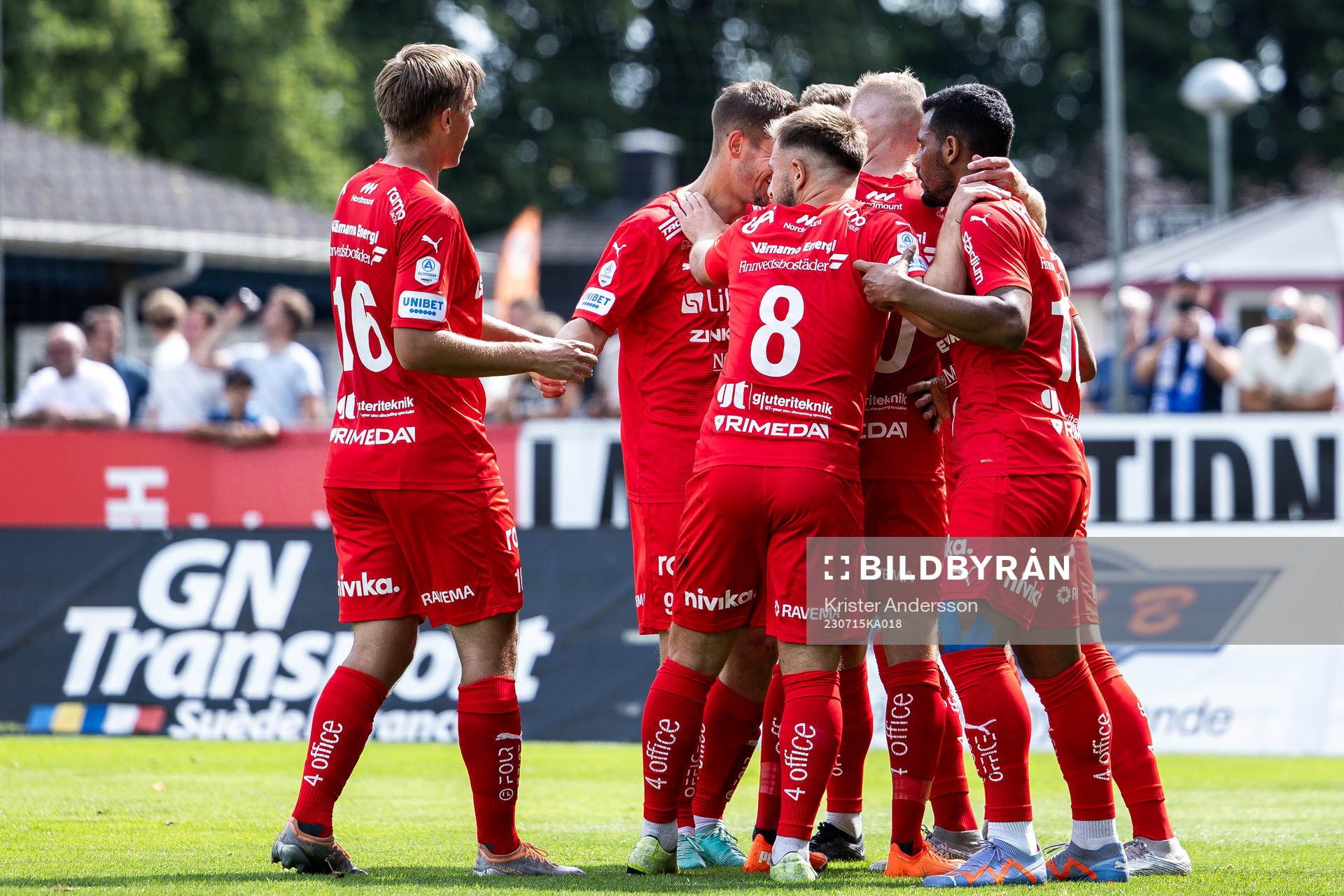 Värnamos spelare jublar