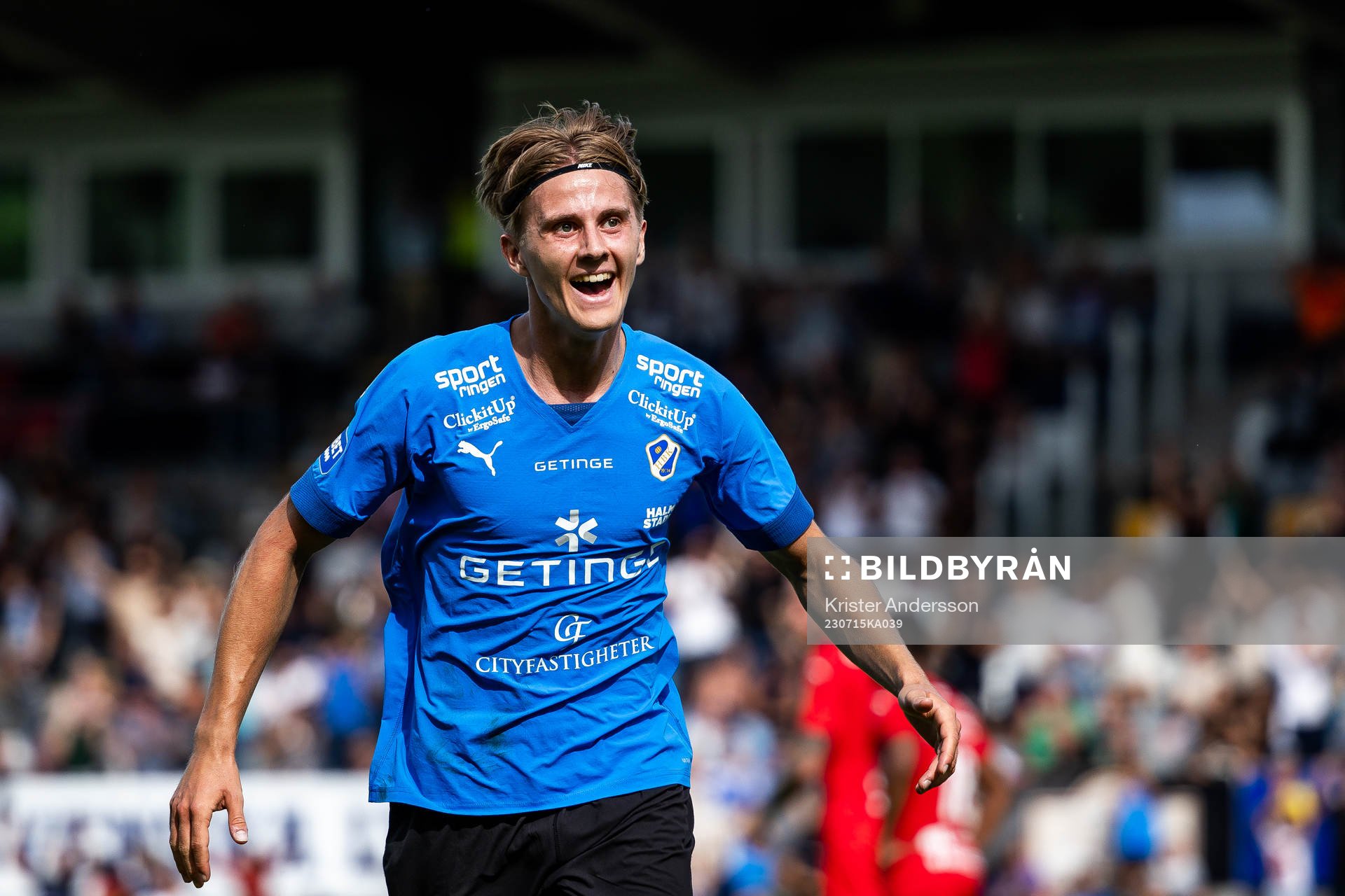 Halmstads Erik Ahlstrand jublar efter 2-2 under fotbollsmatchen i Allsvenskan mellan Halmstad och Värnamo den 15 juli 2023 i Halmstad. 