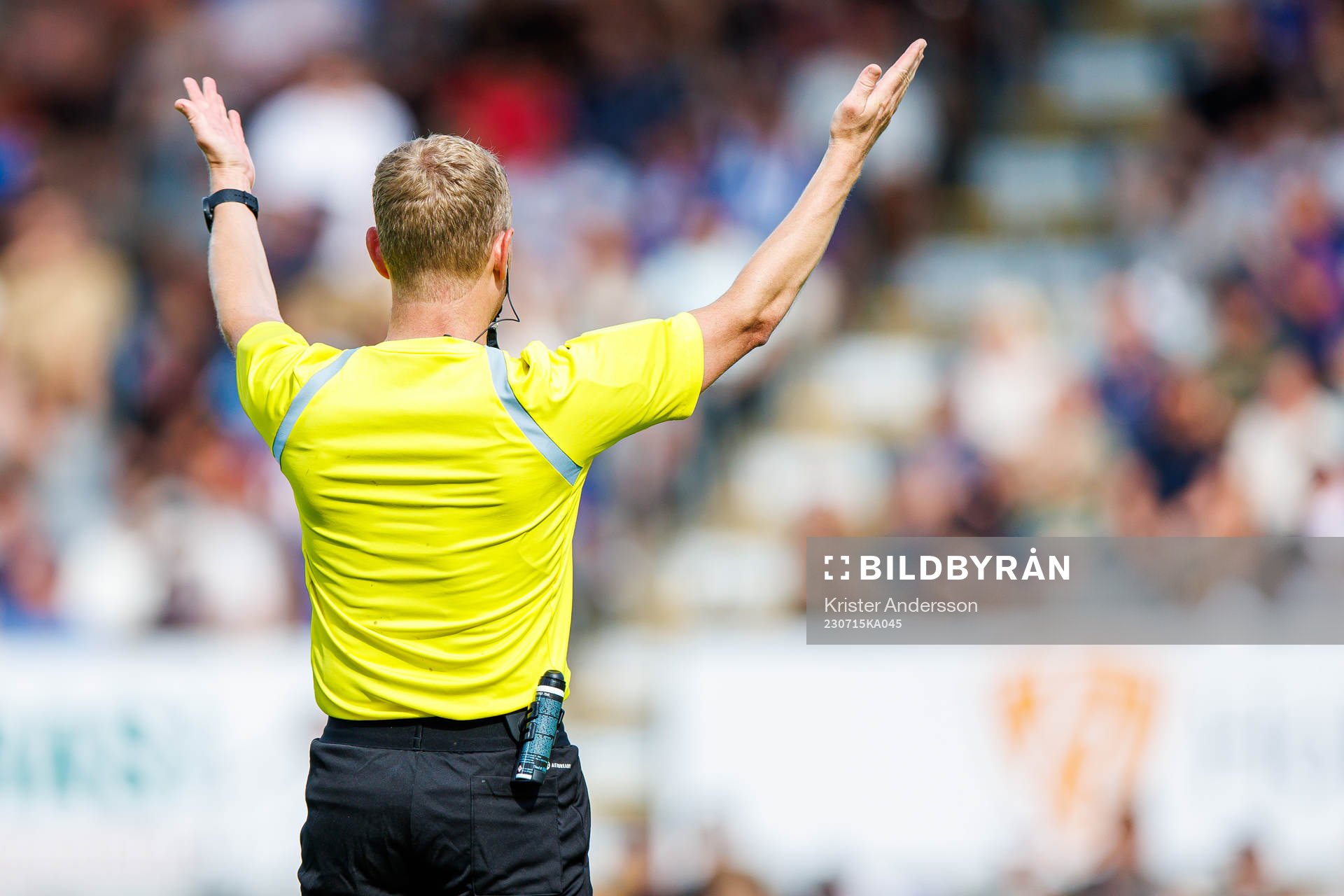 Domare Fredrik Klitte blåser av matchen
