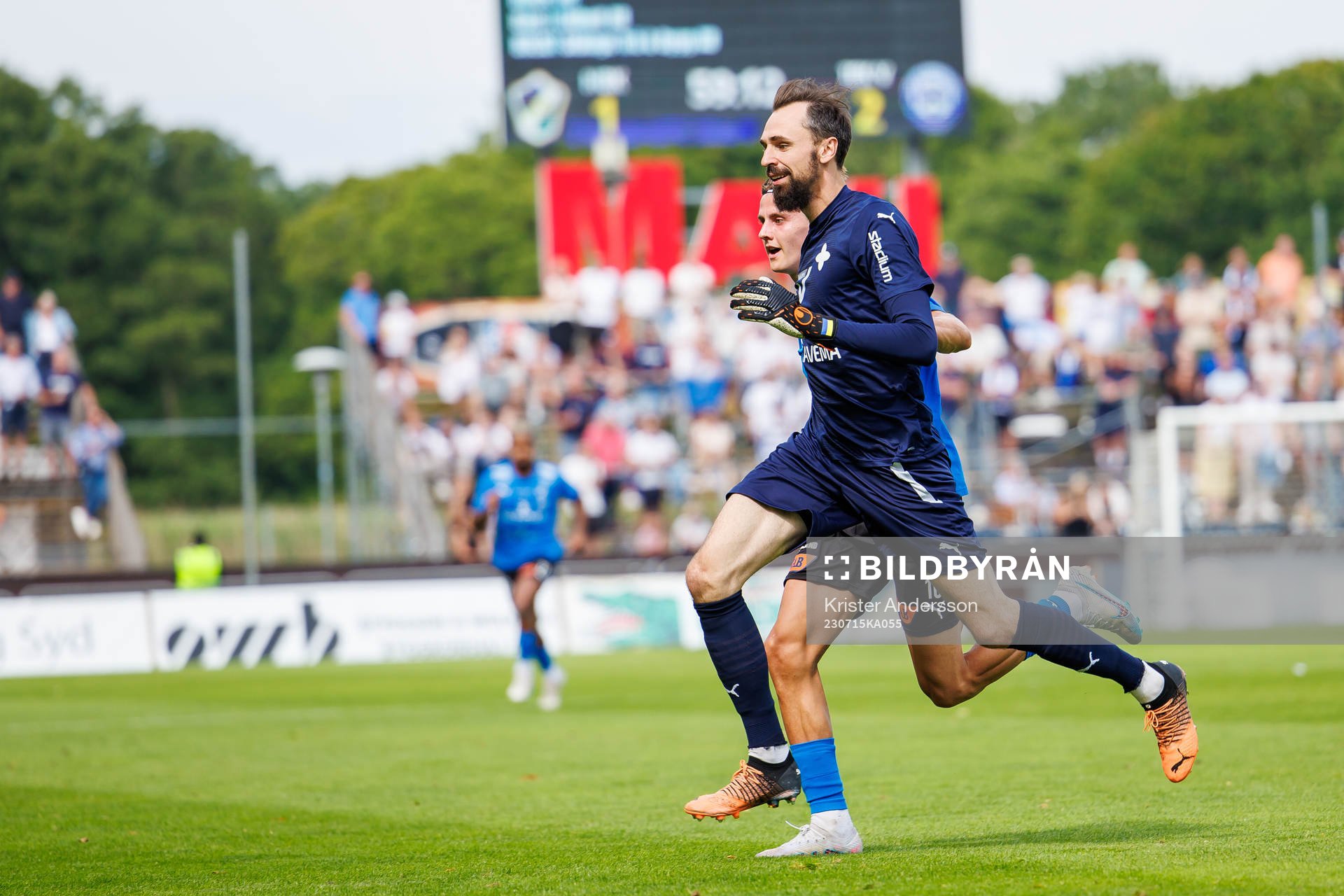 Värnamos målvakt Pilip Vaitsiakhovich i löpduell med