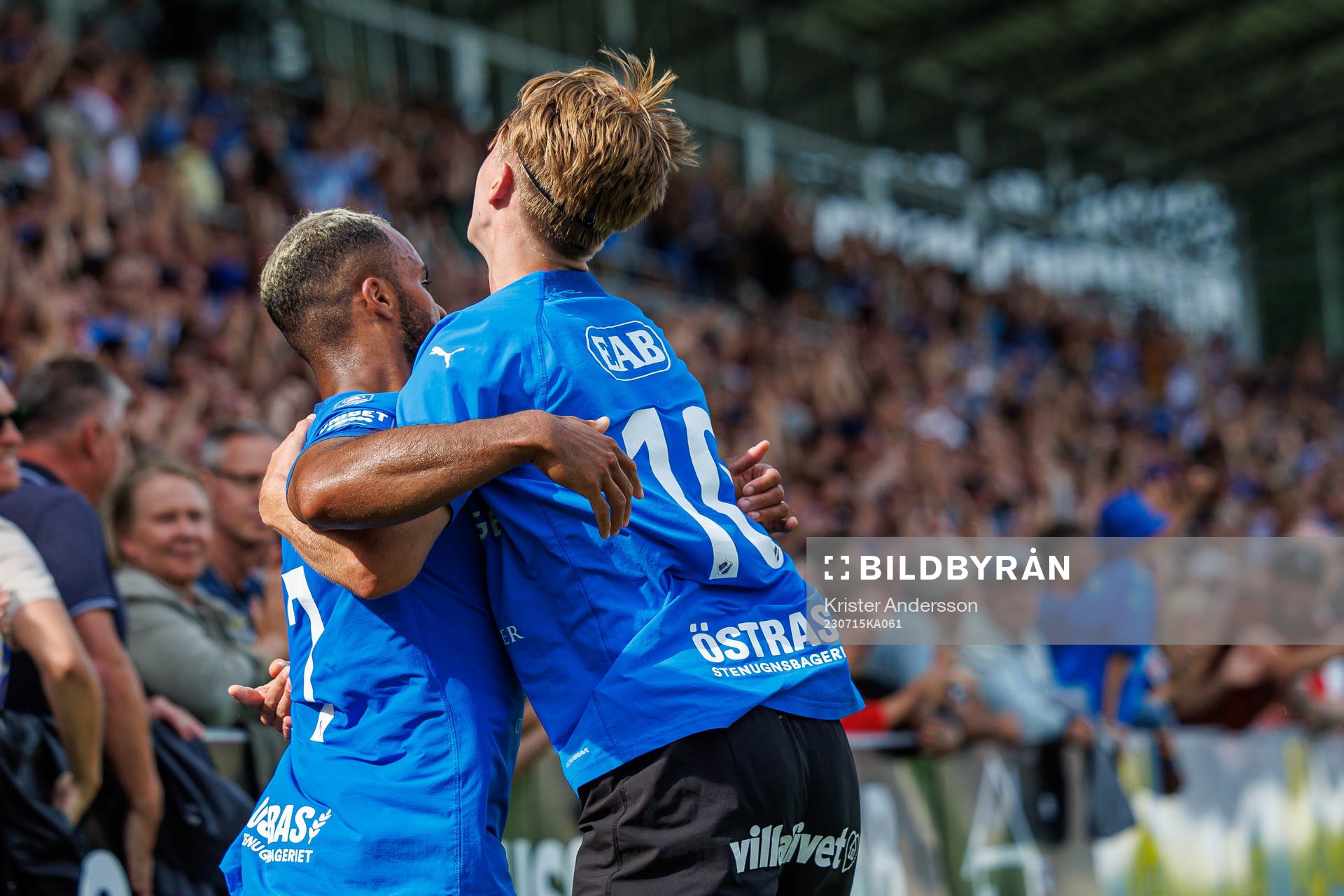 Halmstads Phil Ofosu-Ayeh och Erik Ahlstrand jublar mot