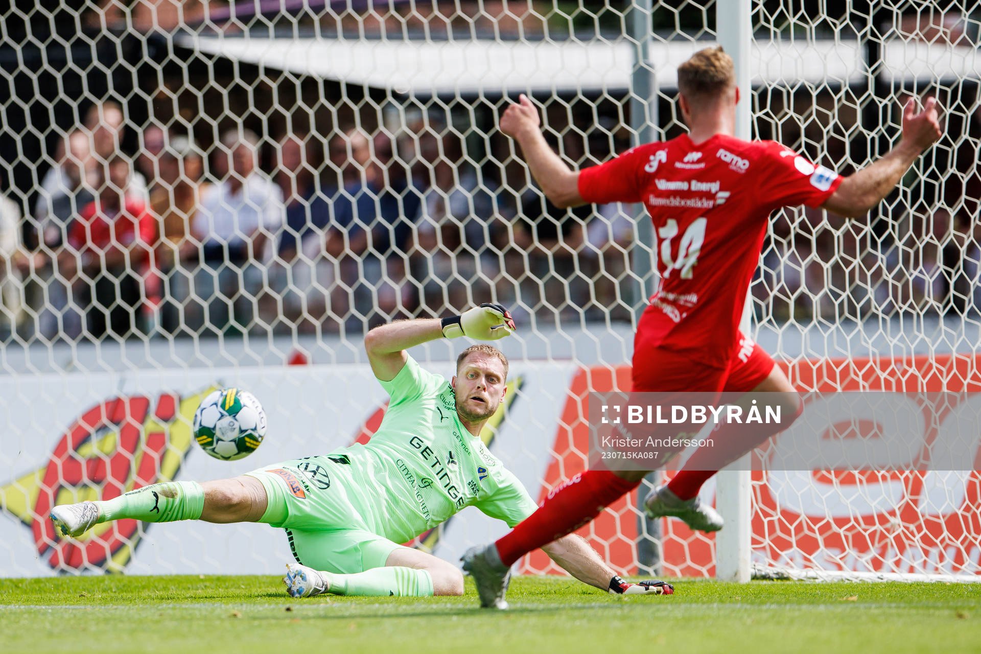Värnamos Gustav Engvall gör 0-1 på Halmstads målvakt