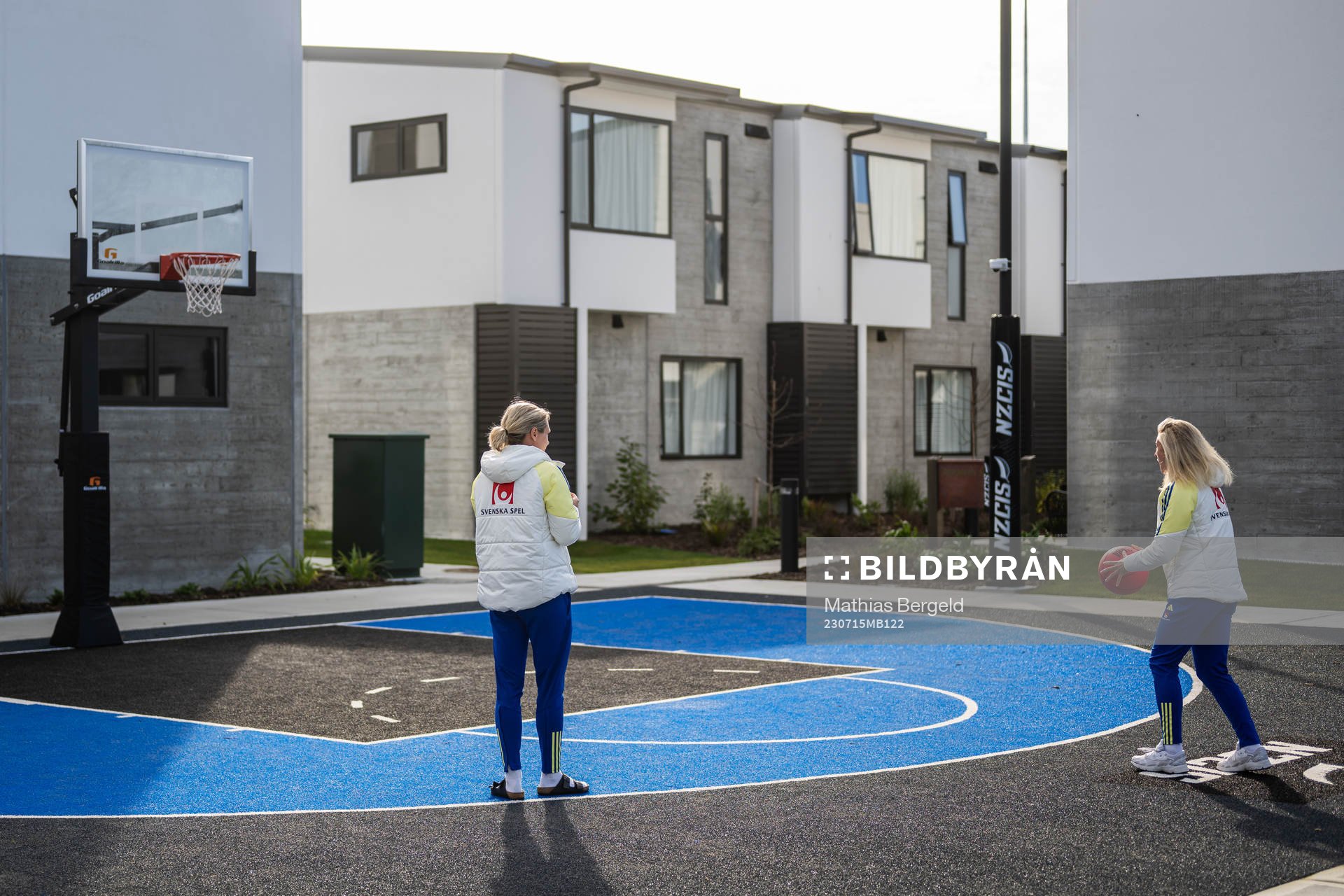 Goalkeeper Jennifer Falk and Rebecka Blomqvist play basket