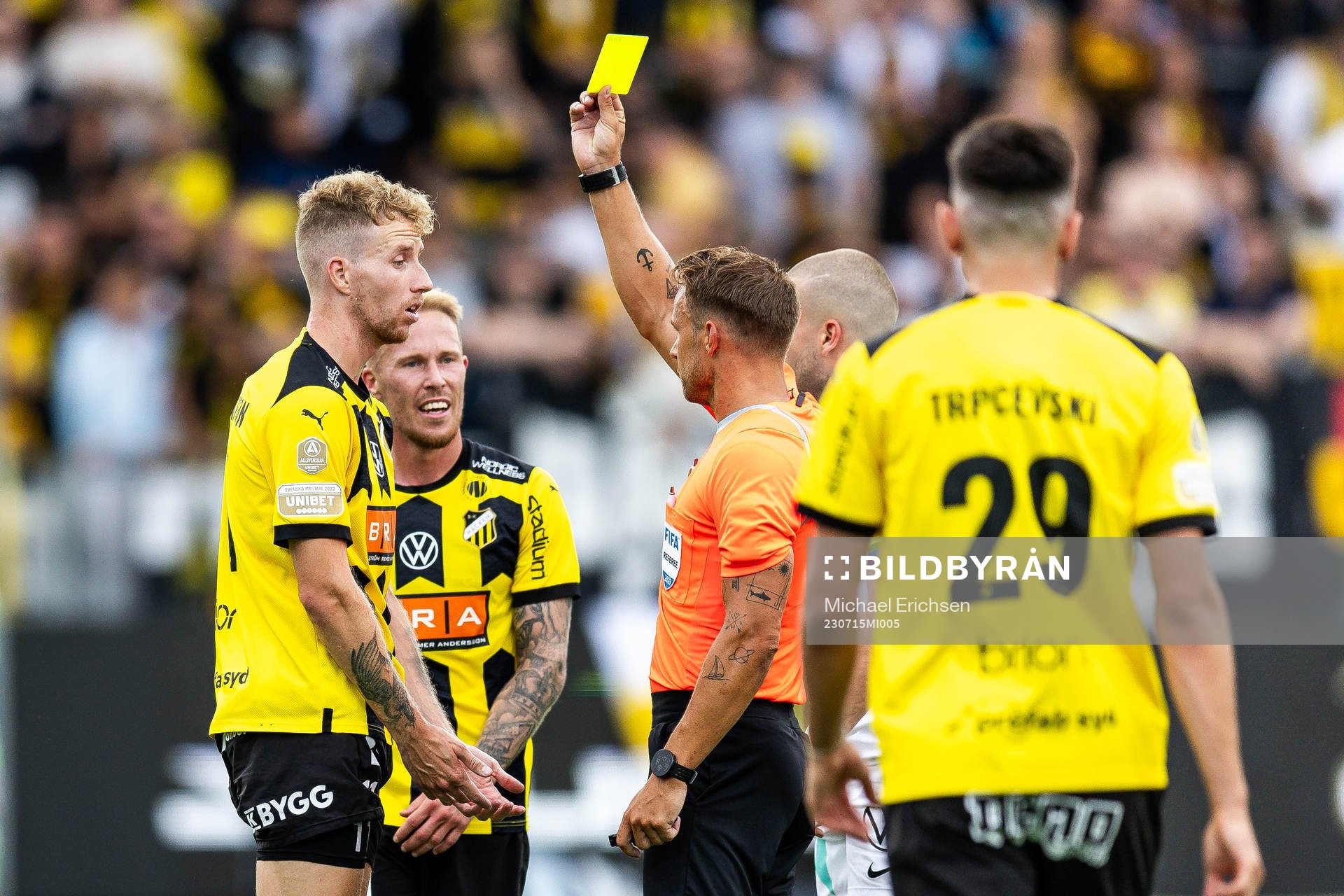 Häckens Samuel Gustafson tilldelas ett gult kort av domare