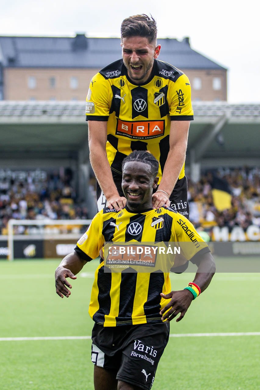 Häckens Ibrahim Sadiq och Filip Trpcevski jublar