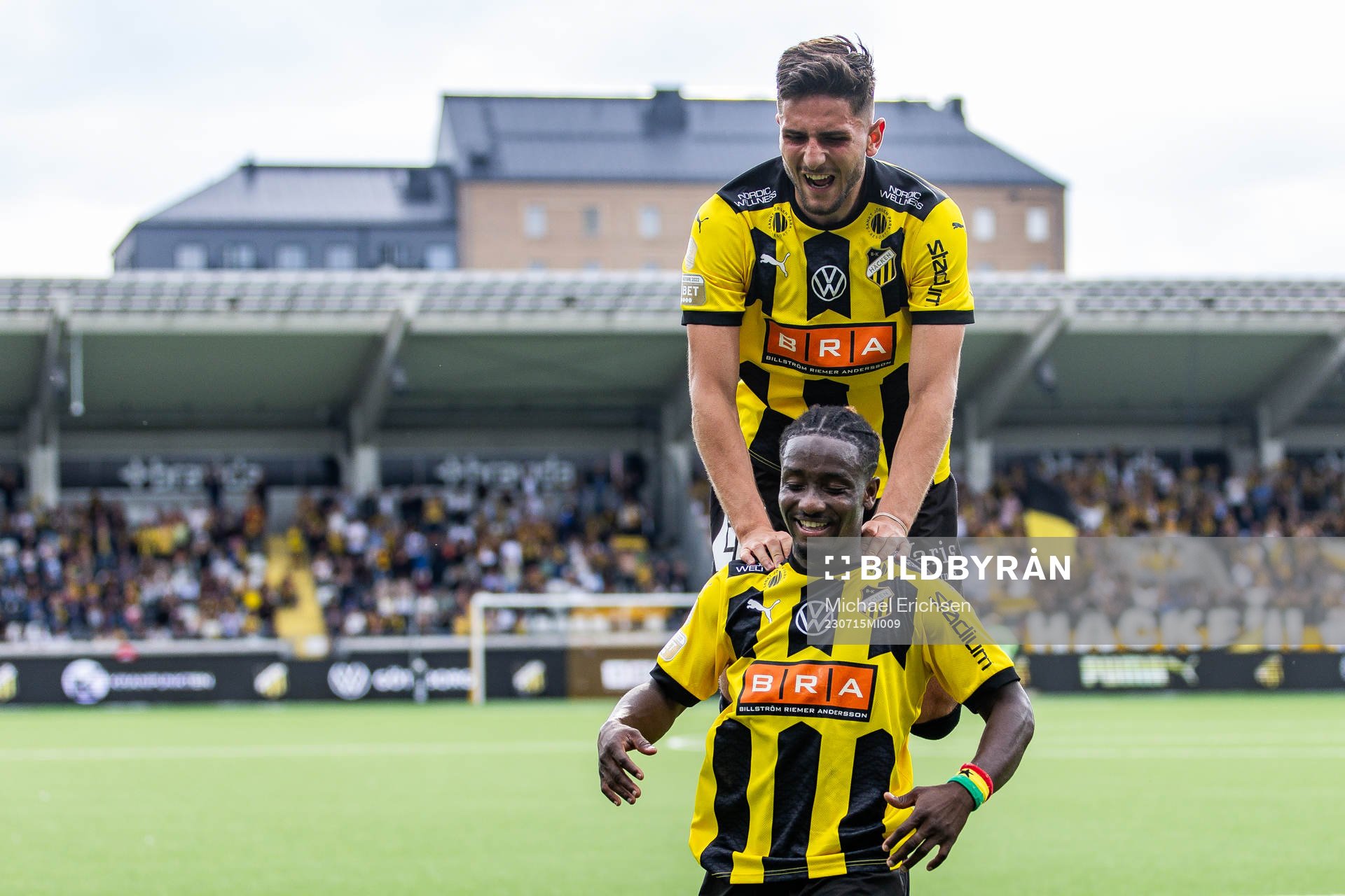 Häckens Ibrahim Sadiq och Filip Trpcevski jublar efter 1-0 under fotbollsmatchen i Allsvenskan mellan Häcken och Brommapojkarna den 15 juli 2023 i Göteborg.