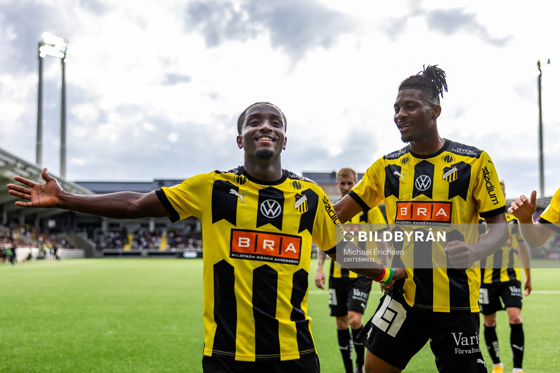 Häckens Ibrahim Sadiq jublar tillsammans med Franklin Degaulle Tebo Uchenna efter 1-0 under fotbollsmatchen i Allsvenskan mellan Häcken och Brommapojkarna den 15 juli 2023 i Göteborg.