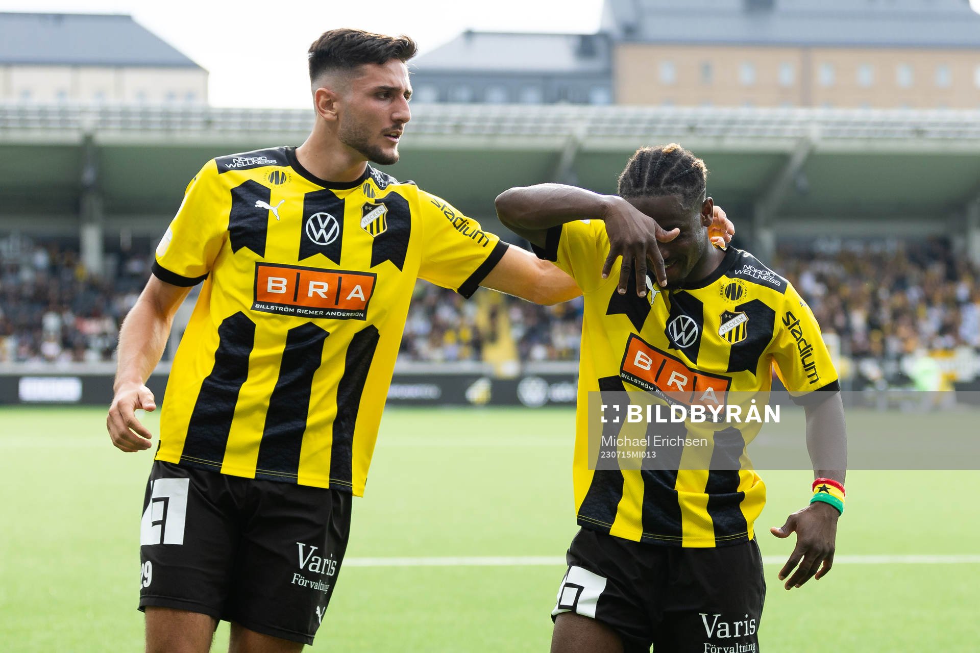 Häckens Ibrahim Sadiq jublar ihop med Filip Trpcevski