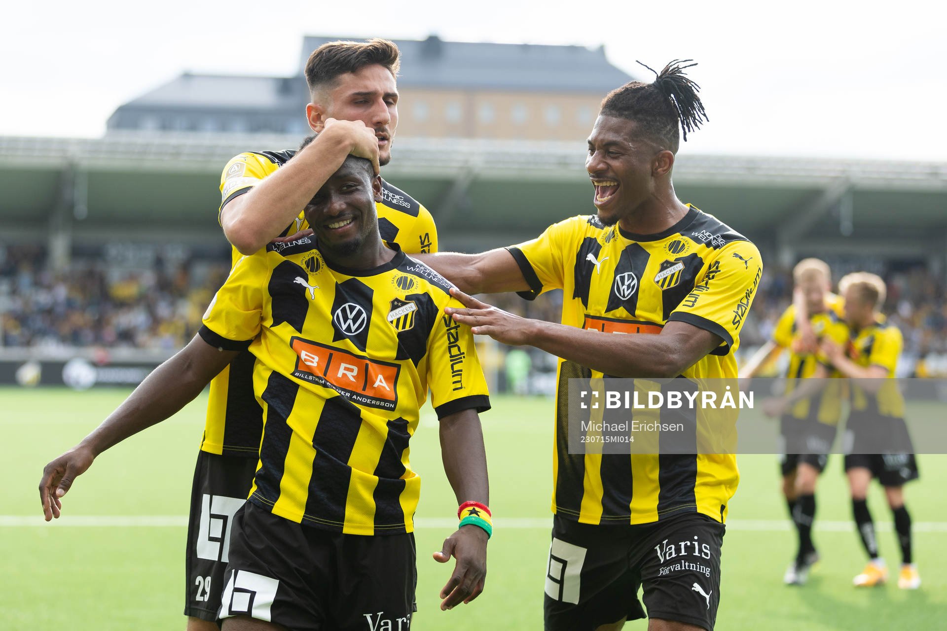 Häckens Ibrahim Sadiq jublar ihop med Filip Trpcevski och