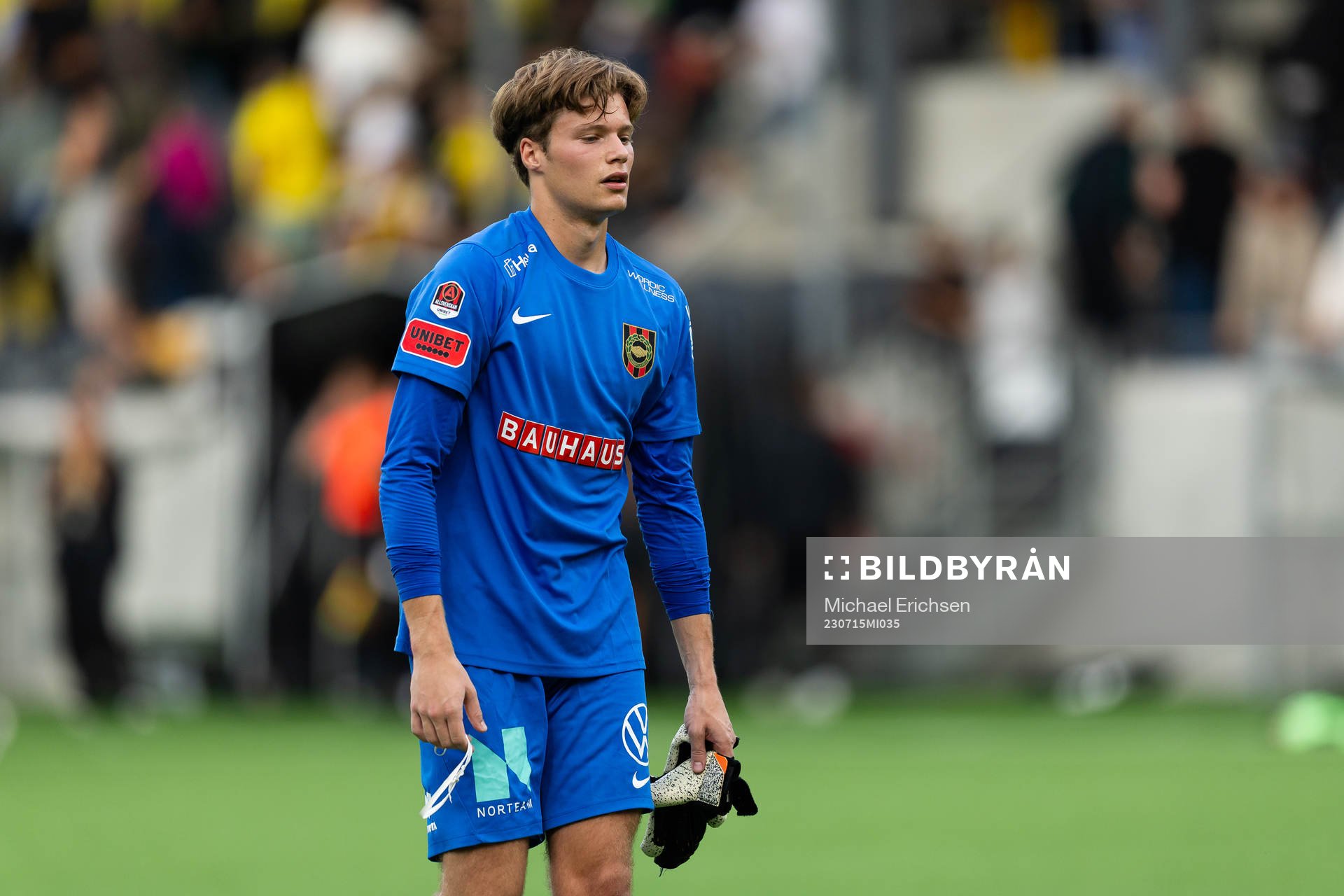 Brommapojkarnas målvakt Filip Sidklev deppar