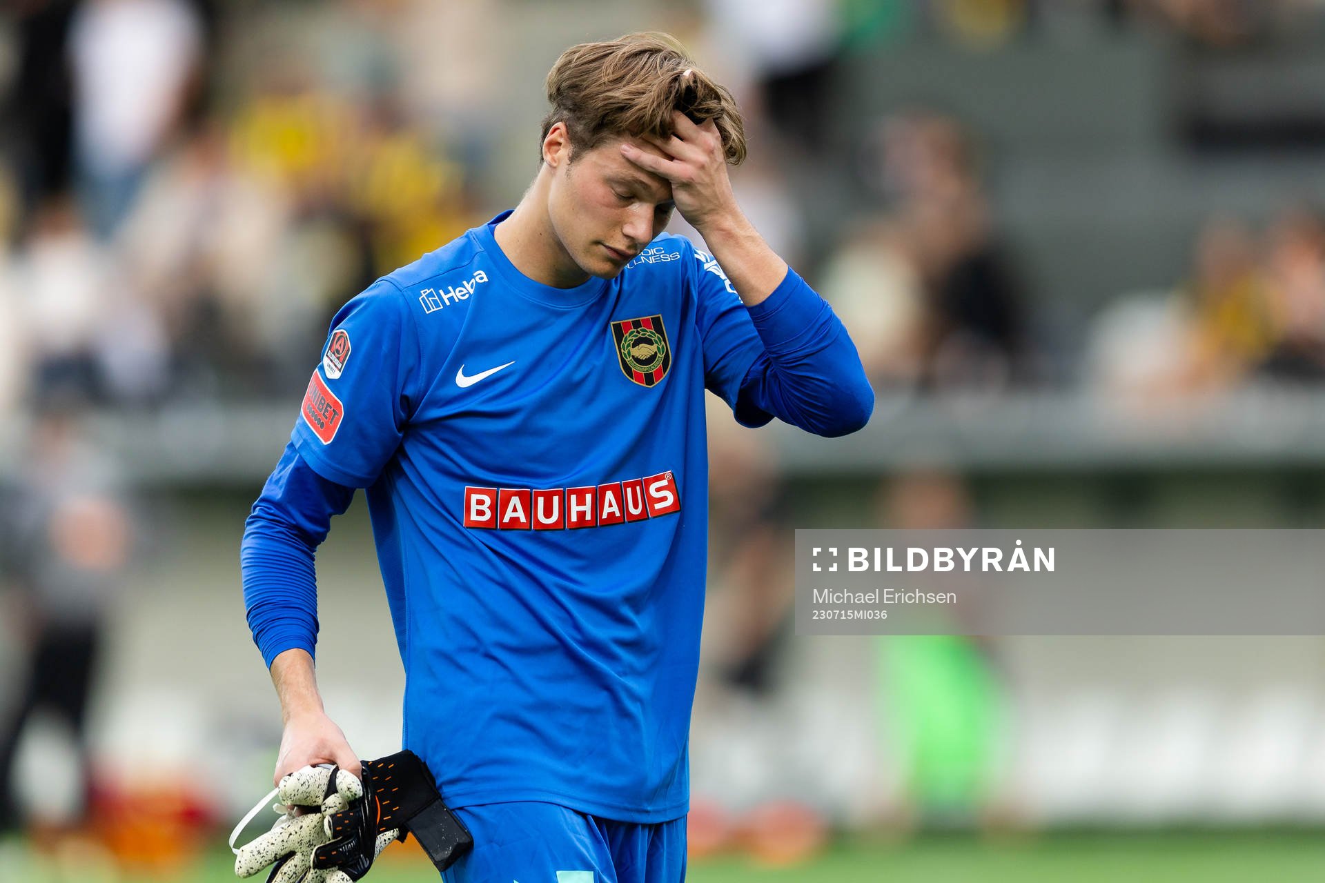 Brommapojkarnas målvakt Filip Sidklev deppar