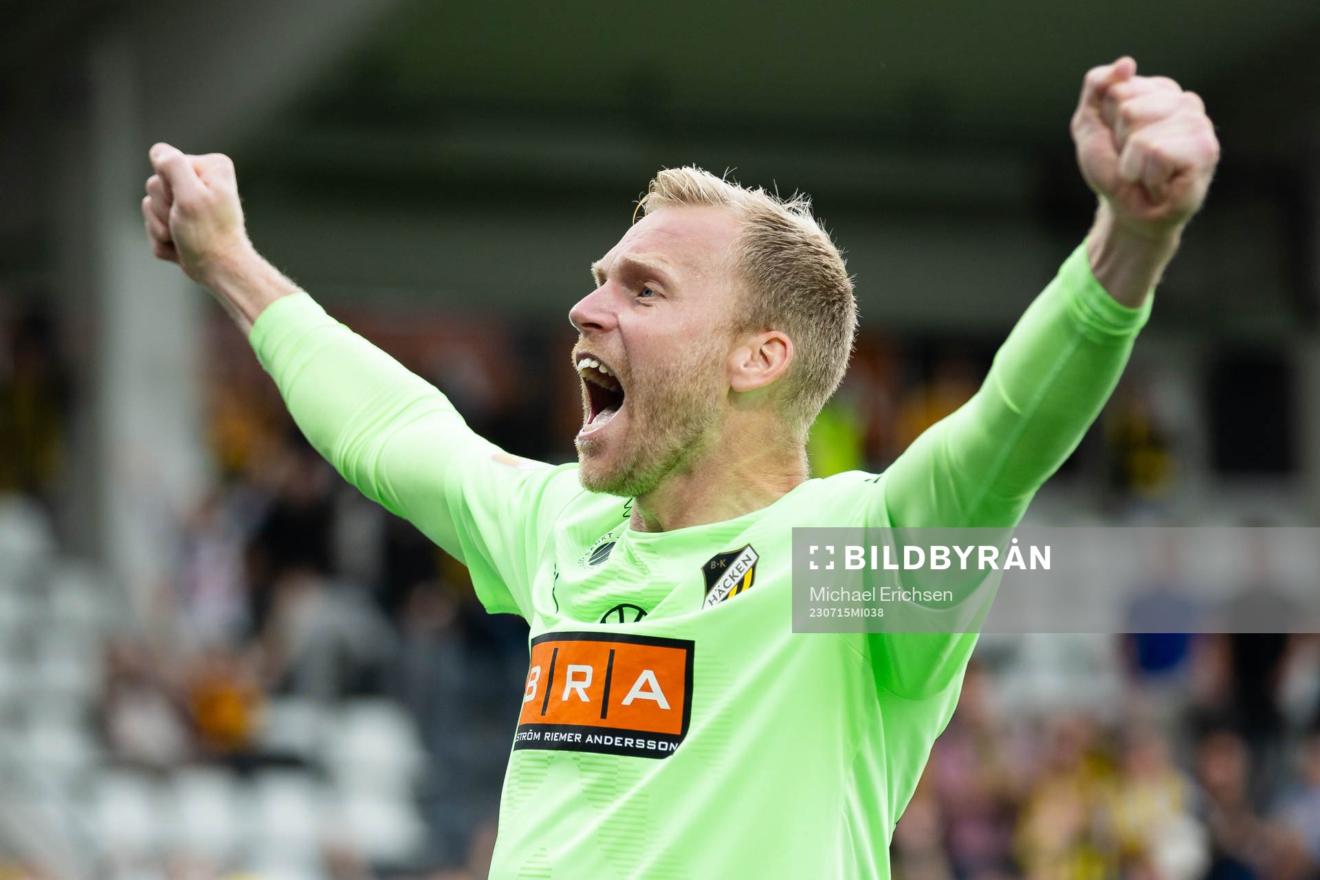 Häckens målvakt Peter Abrahamsson jublar