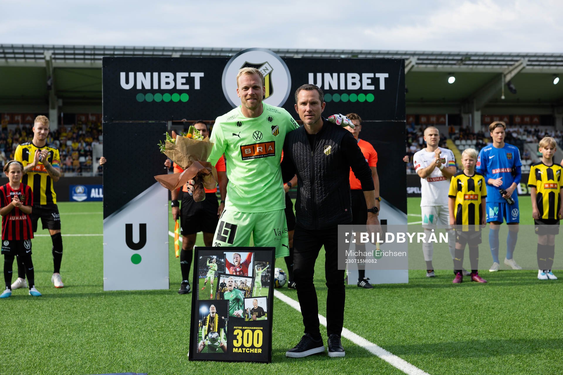 äckens målvakt Peter Abrahamsson uppvaktas av sportchef Martin Ericsson för sina 300 matcher i klubben innan fotbollsmatchen i Allsvenskan mellan Häcken och Brommapojkarna den 15 juli 2023 i Göteborg.