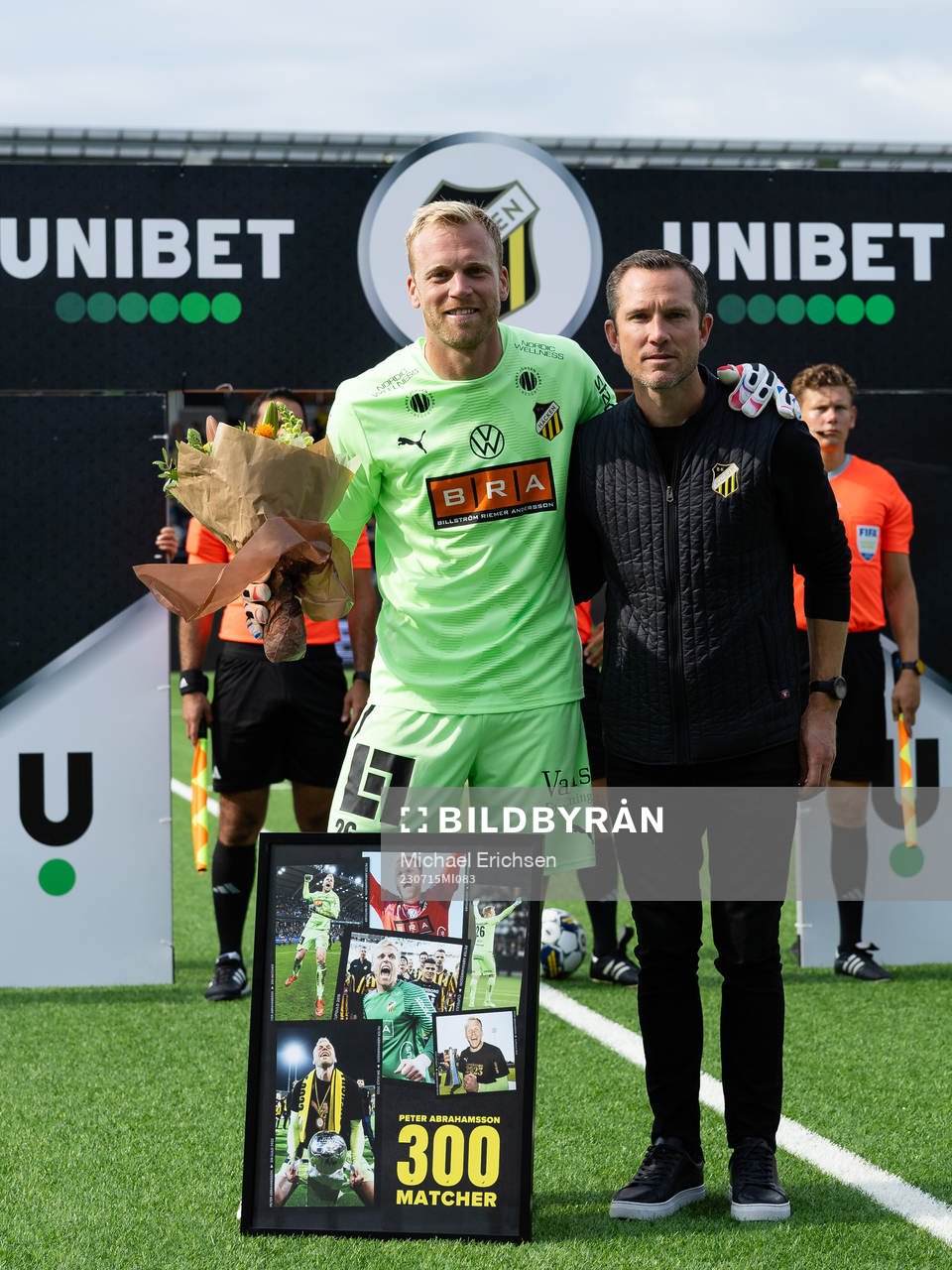 äckens målvakt Peter Abrahamsson uppvaktas av sportchef