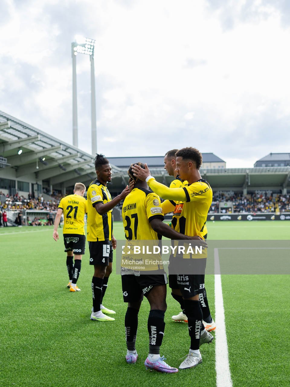 Häckens Ibrahim Sadiq jublar ihop med Tobias Sana