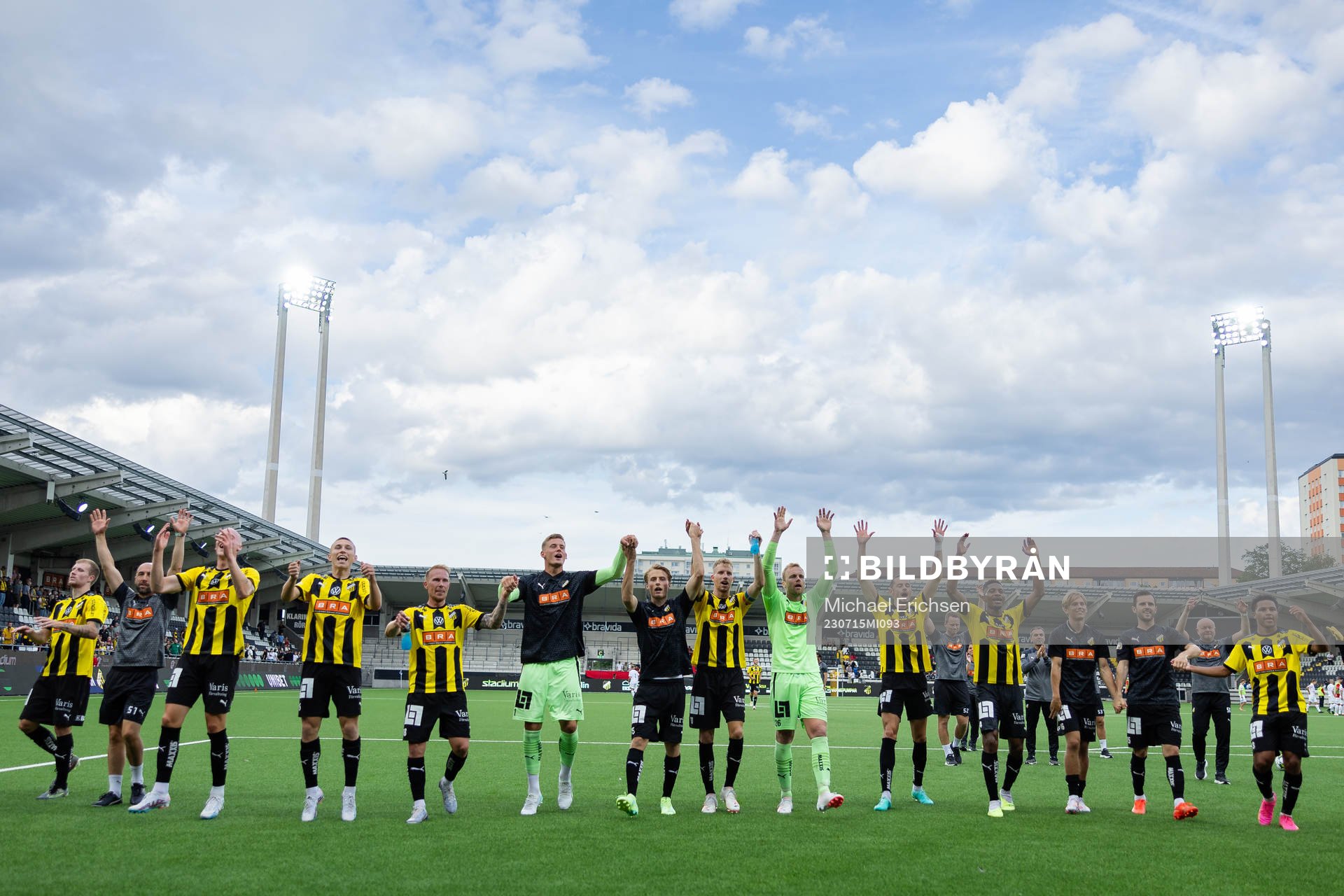 Häckens spelare och ledare jublar framför klacken efter fotbollsmatchen i Allsvenskan mellan Häcken och Brommapojkarna den 15 juli 2023 i Göteborg.
