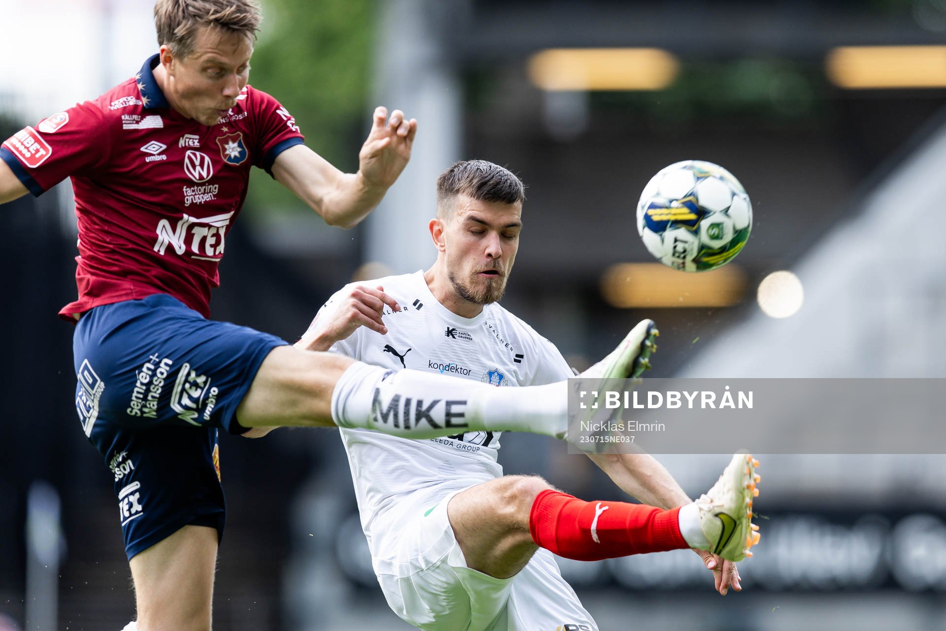 Örgrytes Viktor Lundberg och Helsingborgs Pavle Vagic under fotbollsmatchen i Superettan mellan Örgryte och Helsingborg den 15 juli 2023 i Göteborg.