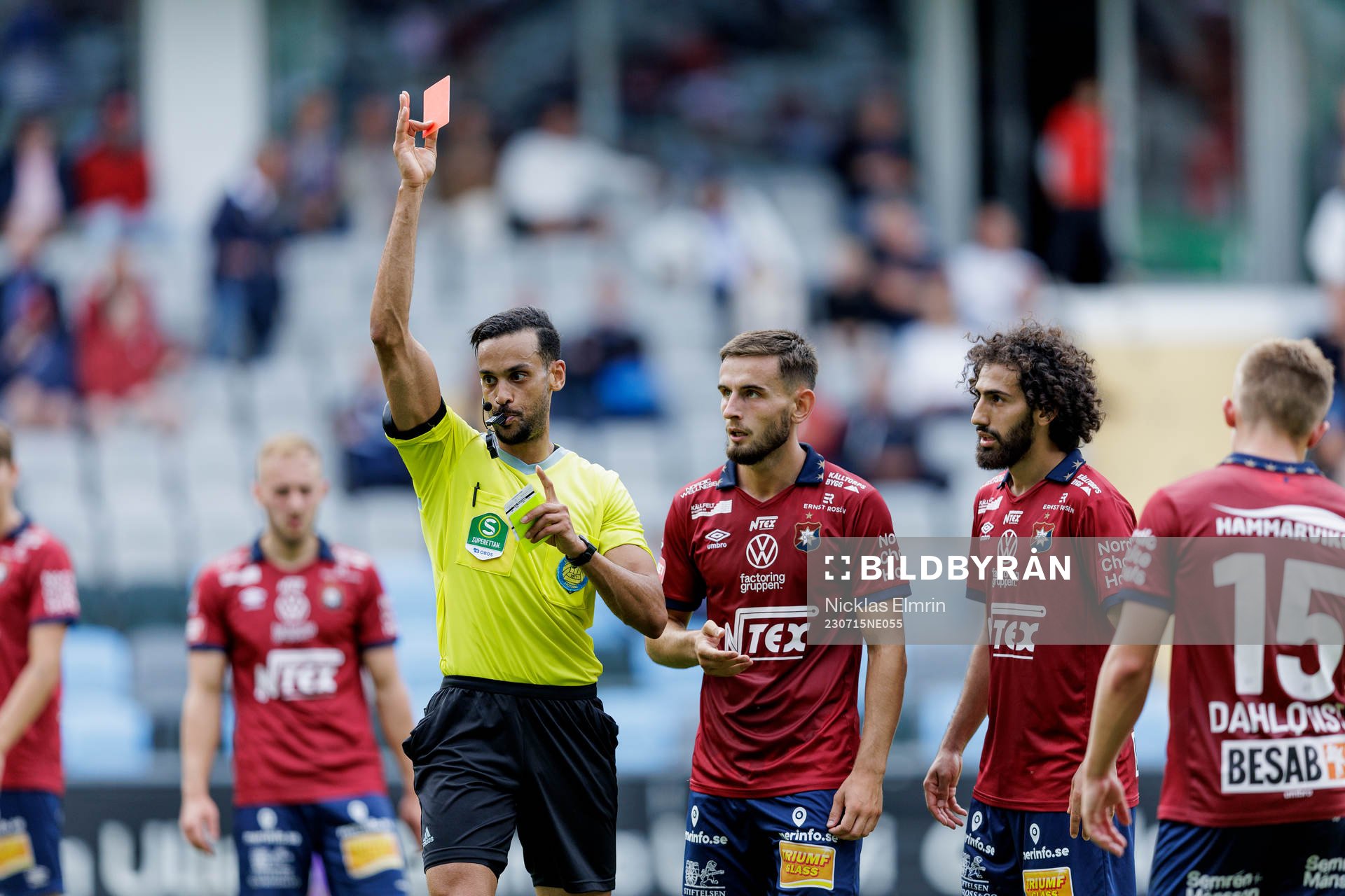 Domare Farouk Nehdi delar ut både rött och gult kort på samma gång till Örgrytes Erion Sadiku under fotbollsmatchen i Superettan mellan Örgryte och Helsingborg den 15 juli 2023 i Göteborg.