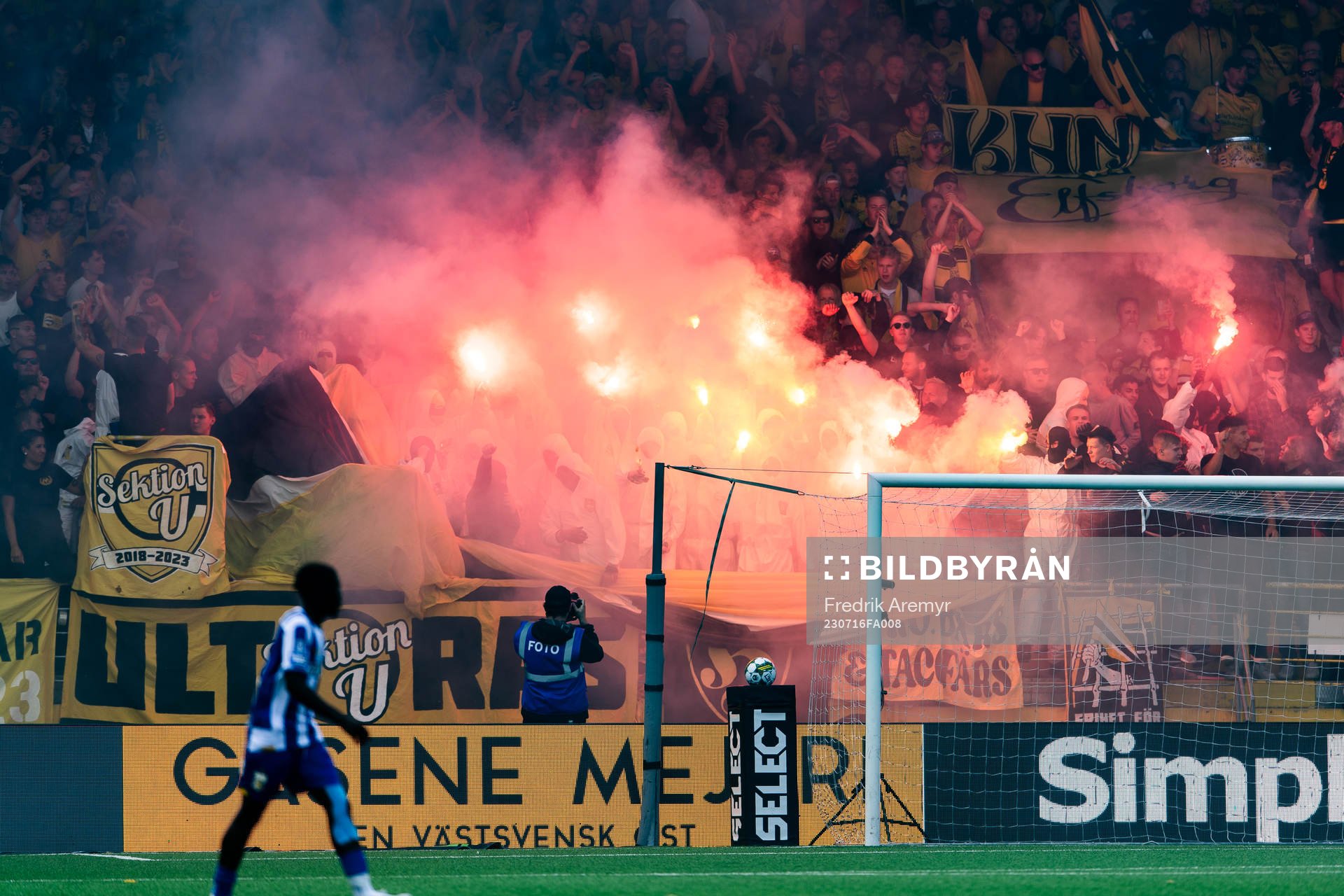 Matchen avbryts tillfälligt på grund av pyroteknik