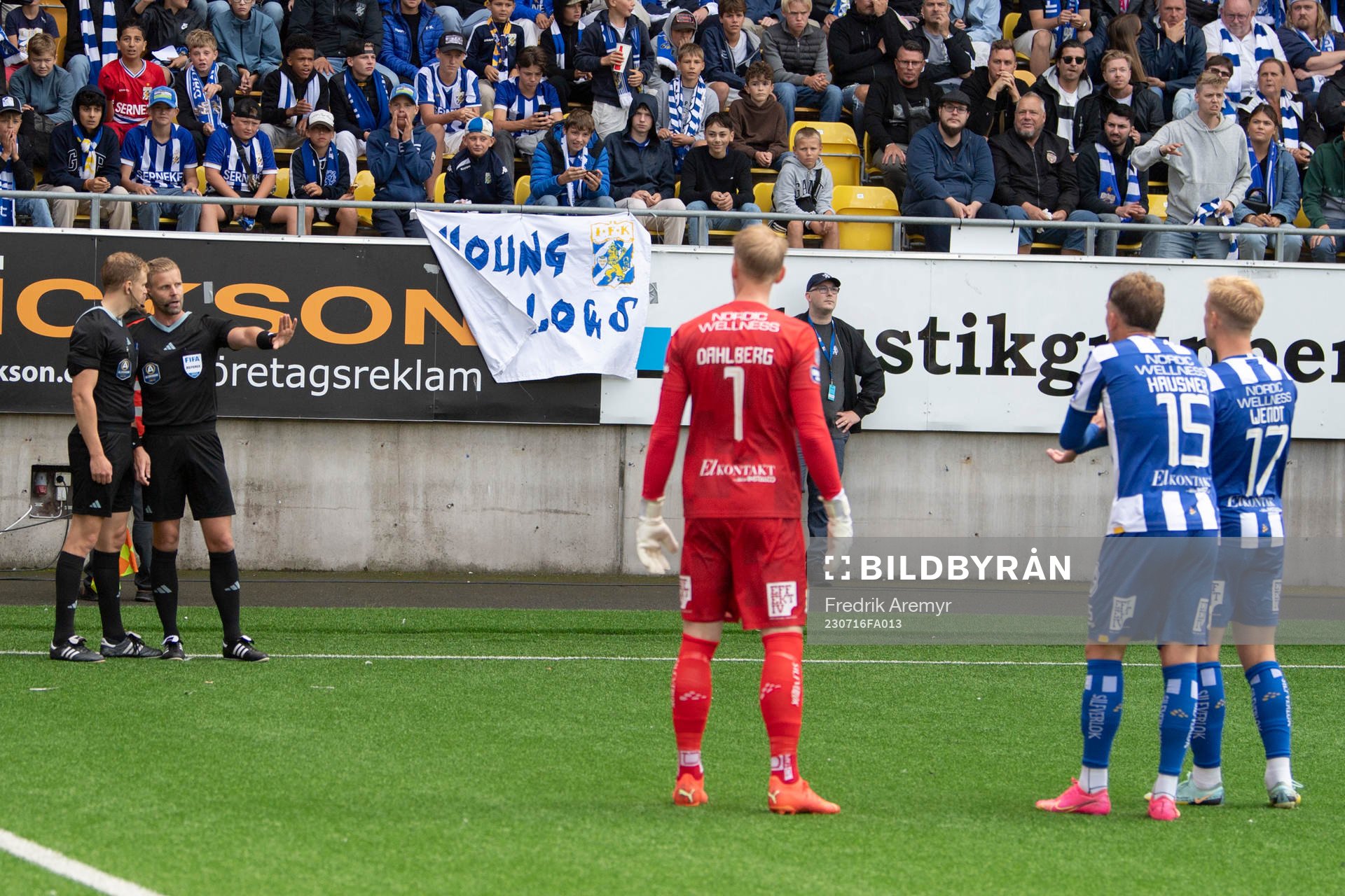Domare Glenn Nyberg diskuterar med assisterande domare