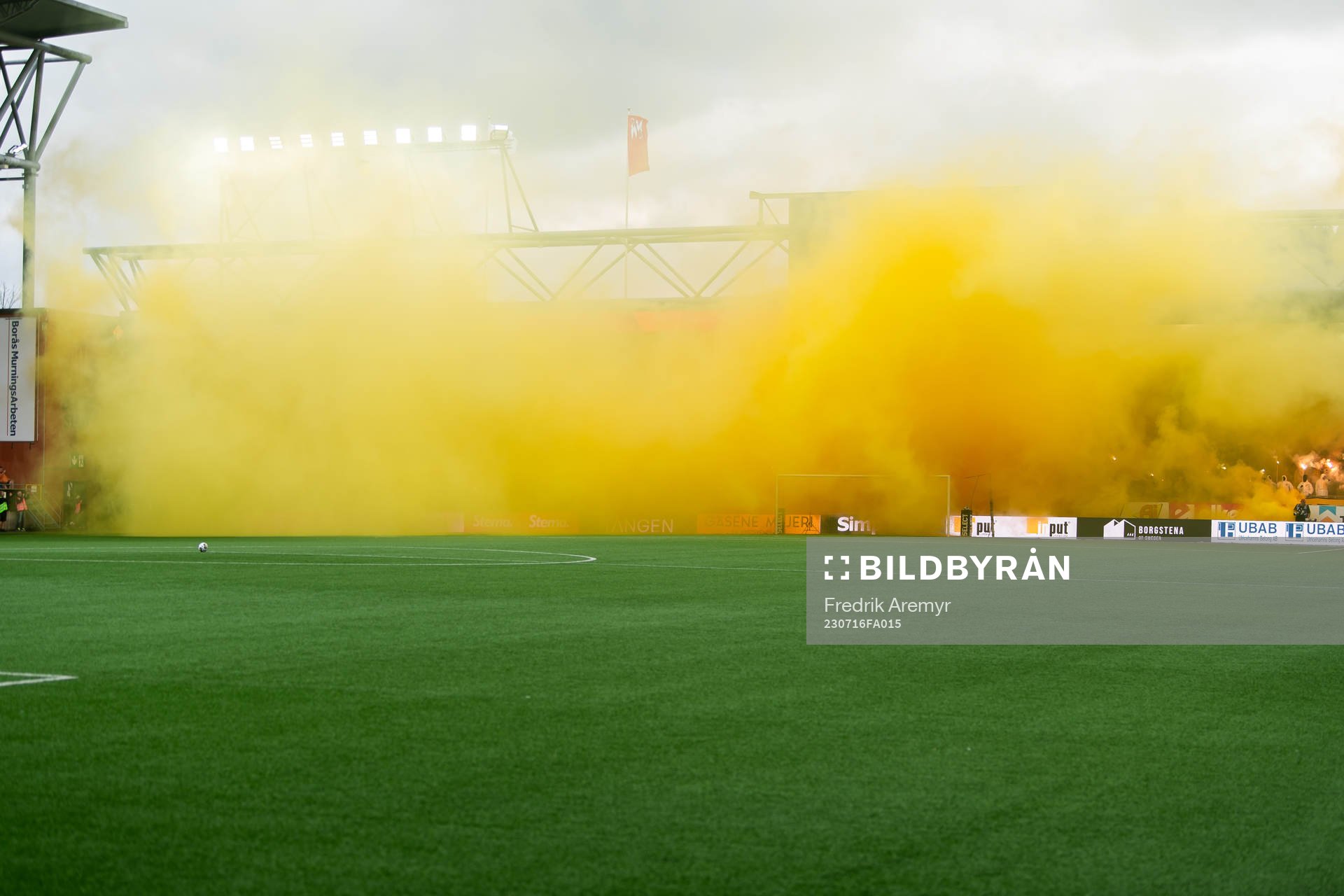 Matchen avbryts på grund av pyroteknik under fotbollsmatchen i Allsvenskan mellan Elfsborg och IFK Göteborg den 16 juli 2023 i Borås.