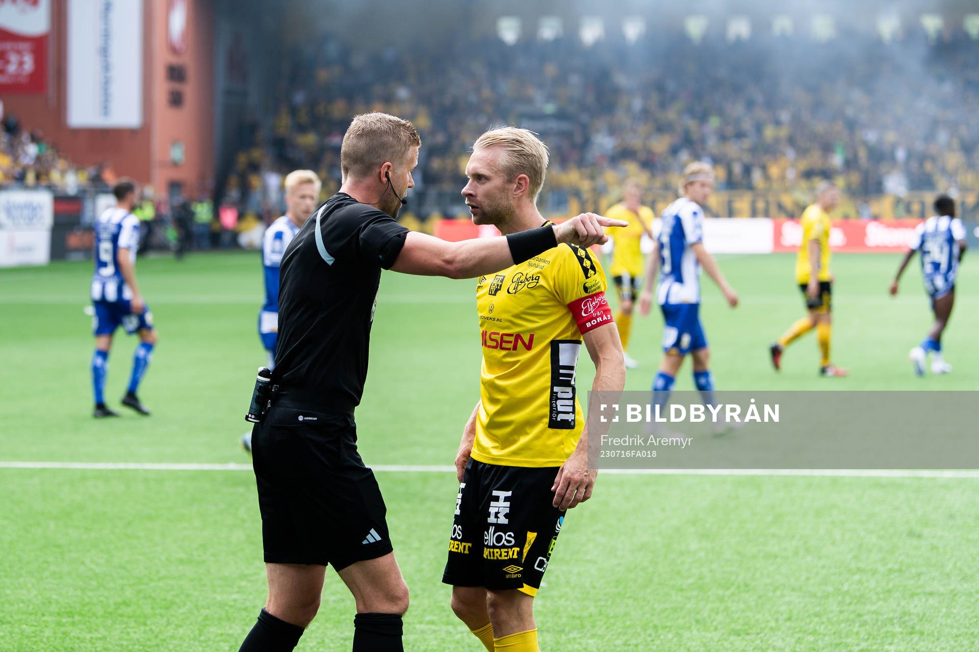 Domare Glenn Nyberg och Elfsborgs Johan Larsson