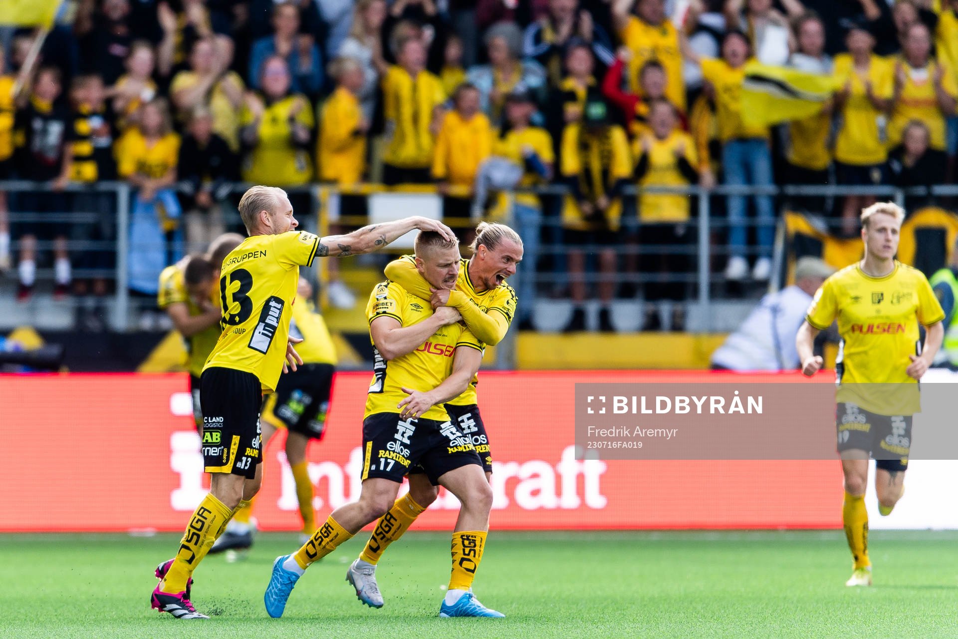 Elfsborgs Per Frick jublar med lagkamrater
