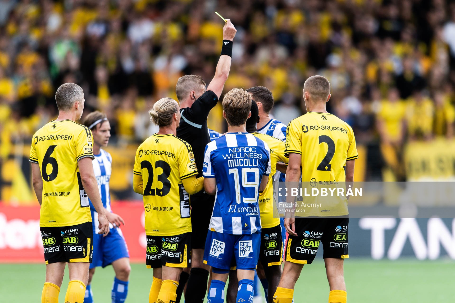 Domare Glenn Nyberg ger gult kort till IFK Göteborgs
