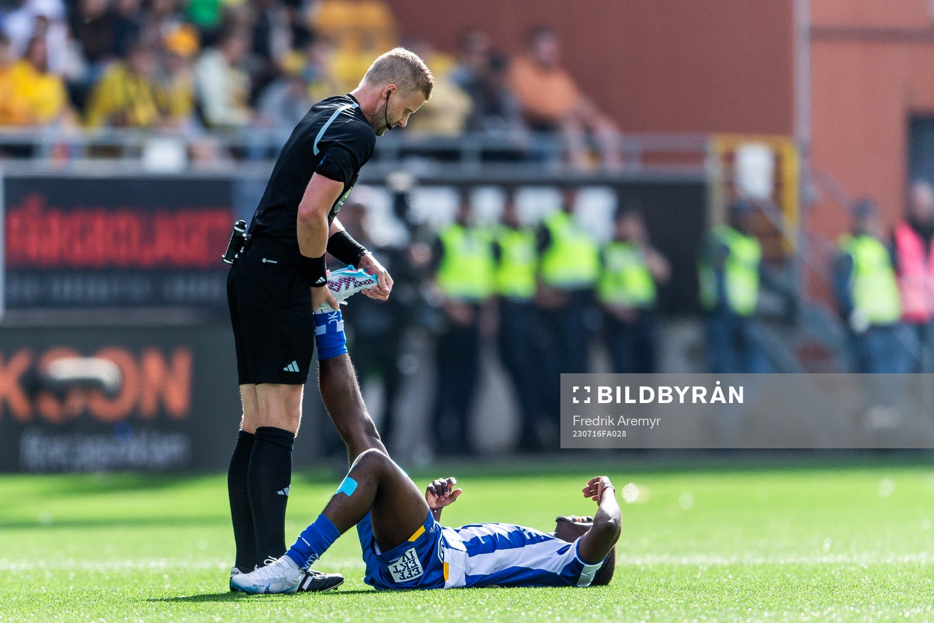 Domare Glenn Nyberg och IFK Göteborgs Abundance Salaou har