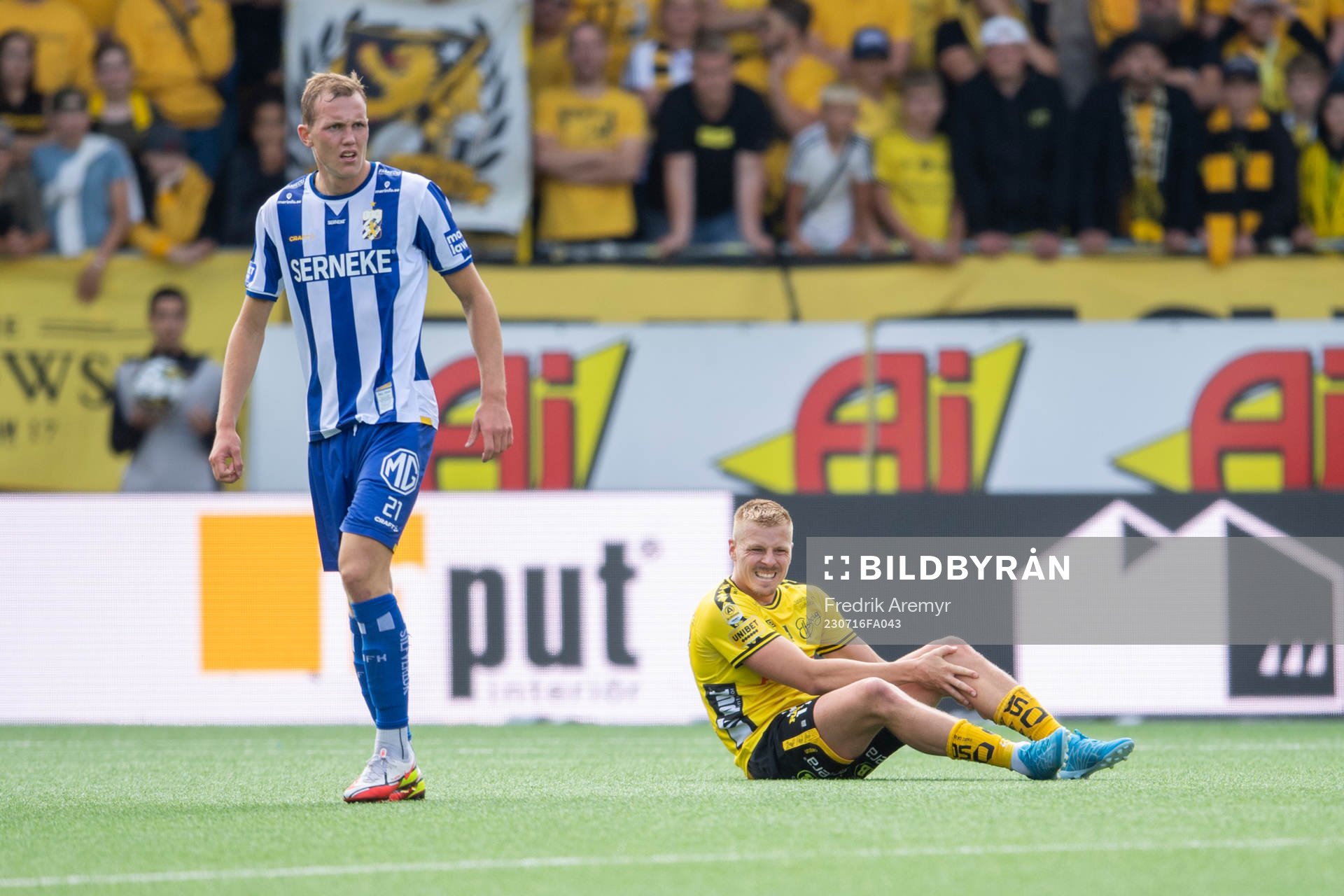 Elfsborgs Per Frick har ont under fotbollsmatchen i Allsvenskan mellan Elfsborg och IFK Göteborg den 16 juli 2023 i Borås. 