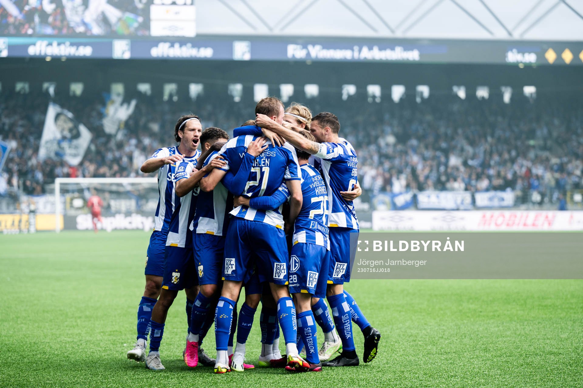 IFK Göteborgs Adam Carlén jublar med lagkamrater