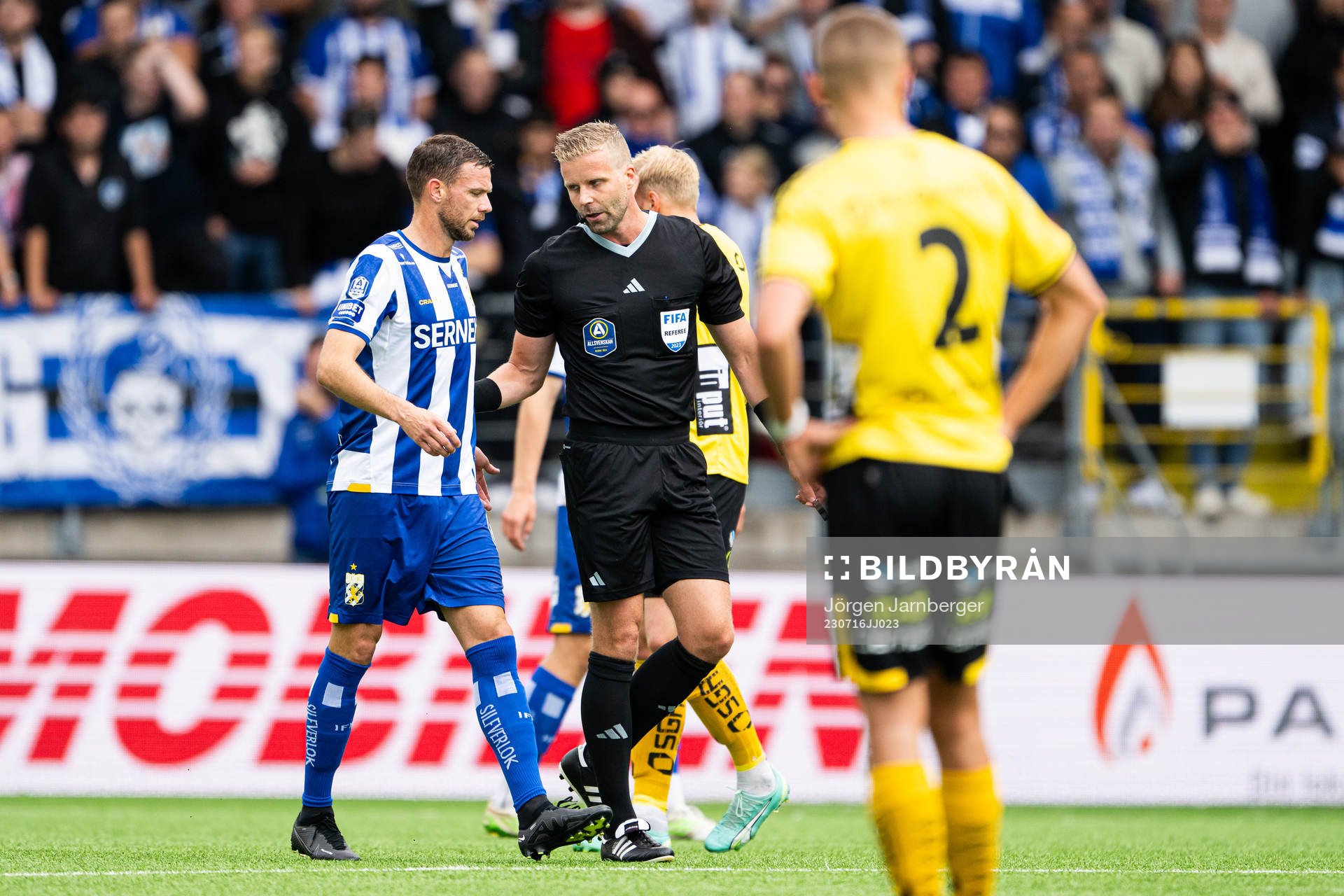 IFK Göteborgs Marcus Berg diskuterar med Domare Glenn