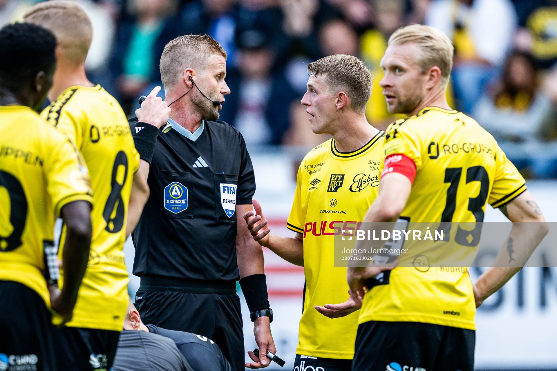 Domare Glenn Nyberg och Elfsborgs Alexander Bernhardsson