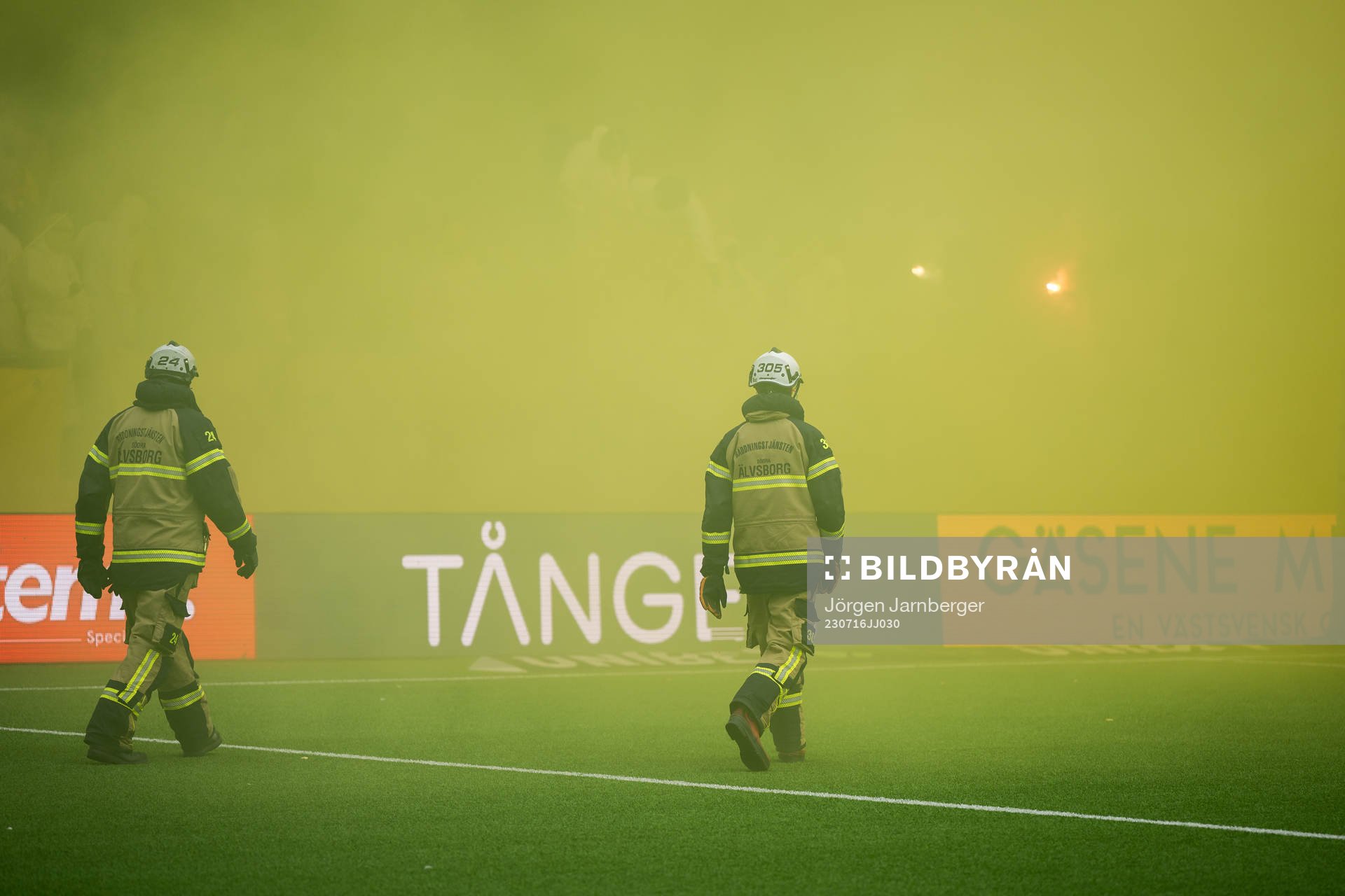 Matchen avbryts på grund av pyroteknik under fotbollsmatchen i Allsvenskan mellan Elfsborg och IFK Göteborg den 16 juli 2023 i Borås.