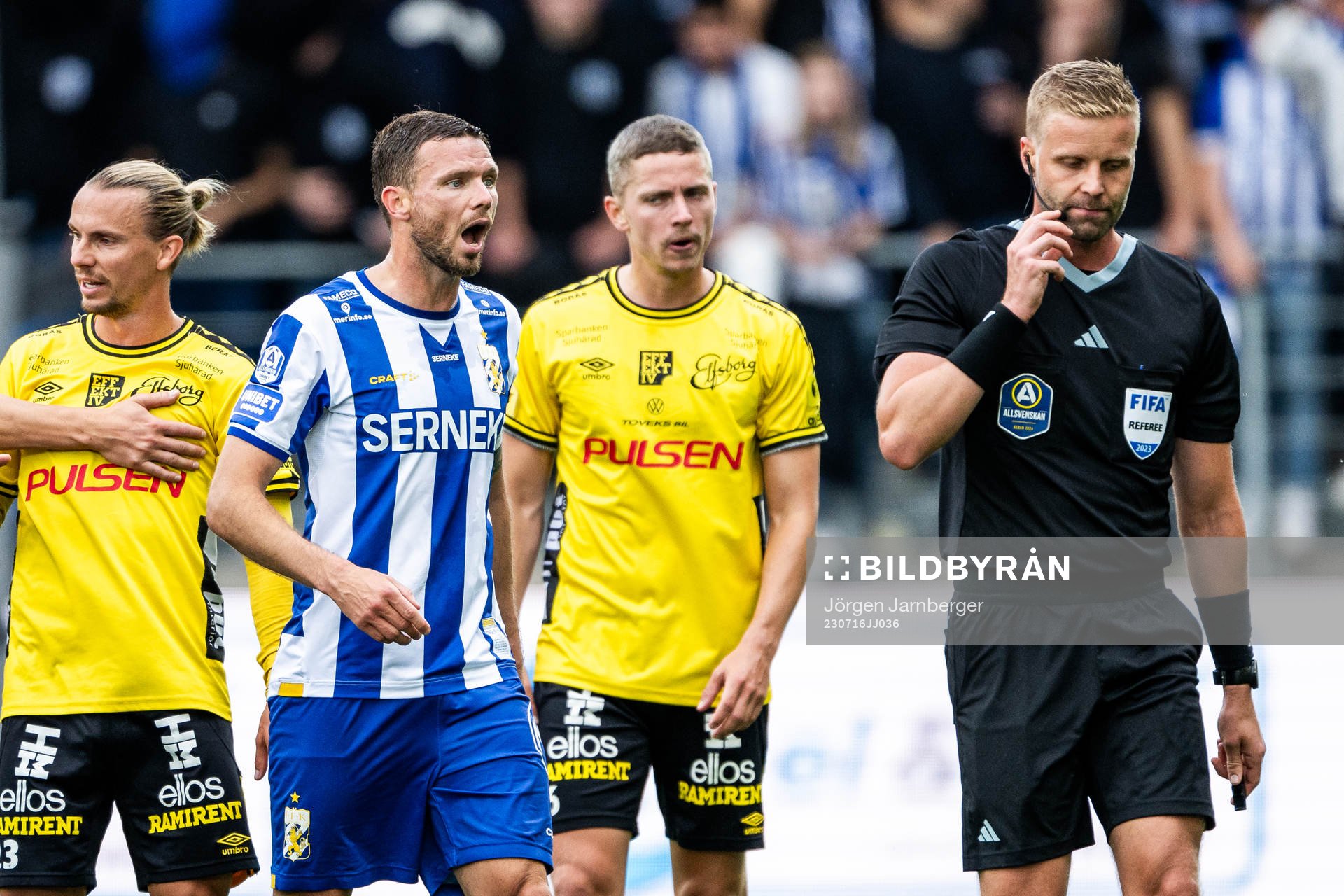 IFK Göteborgs Marcus Berg reagerar och domare Glenn Nyberg