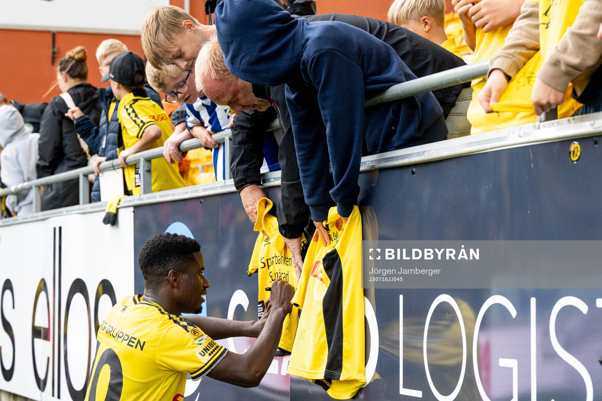 Elfsborgs Michael Baidoo skriver autografer