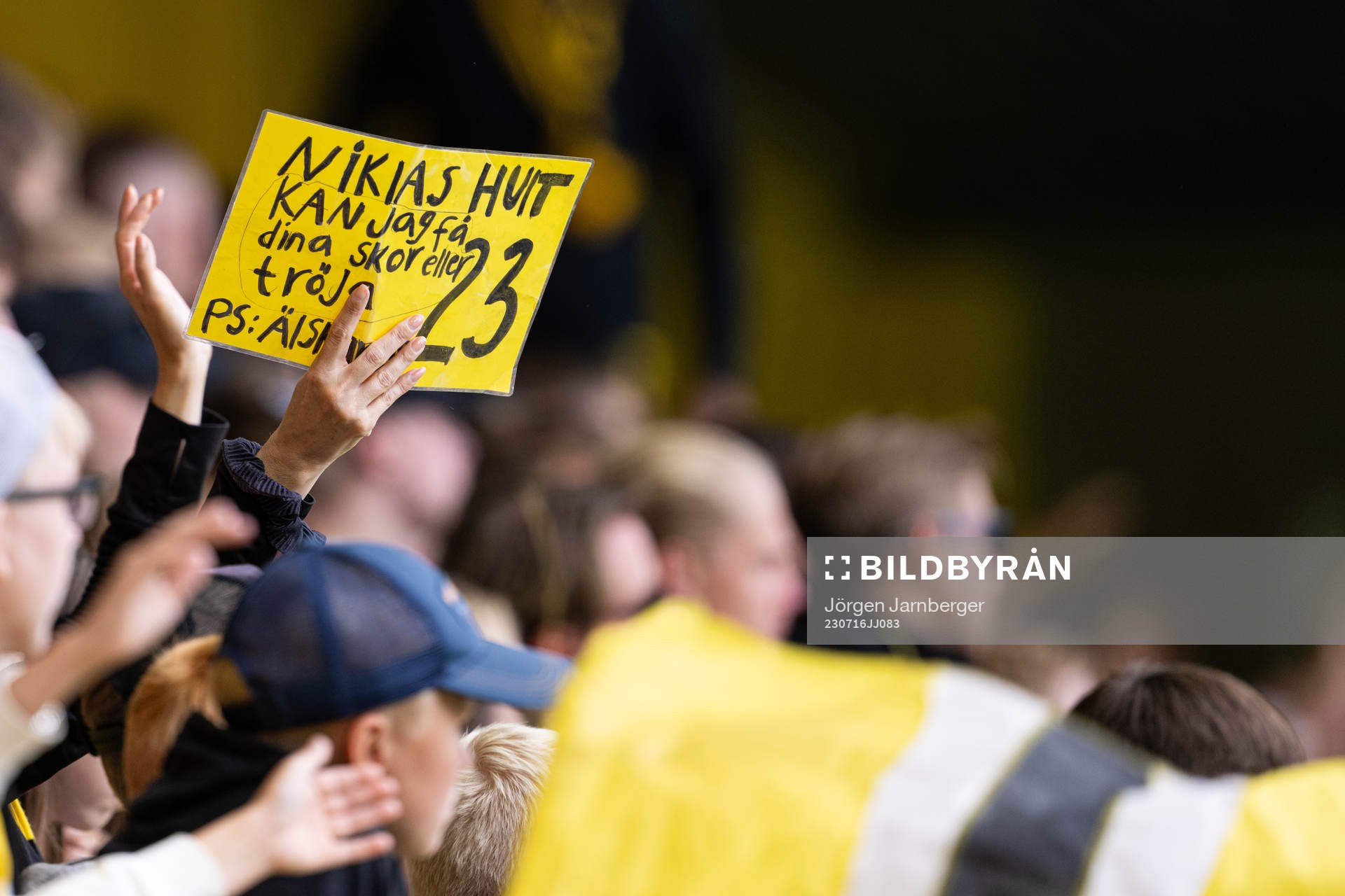 Supporter med skylt om Niklas Hult skor och matchtröja